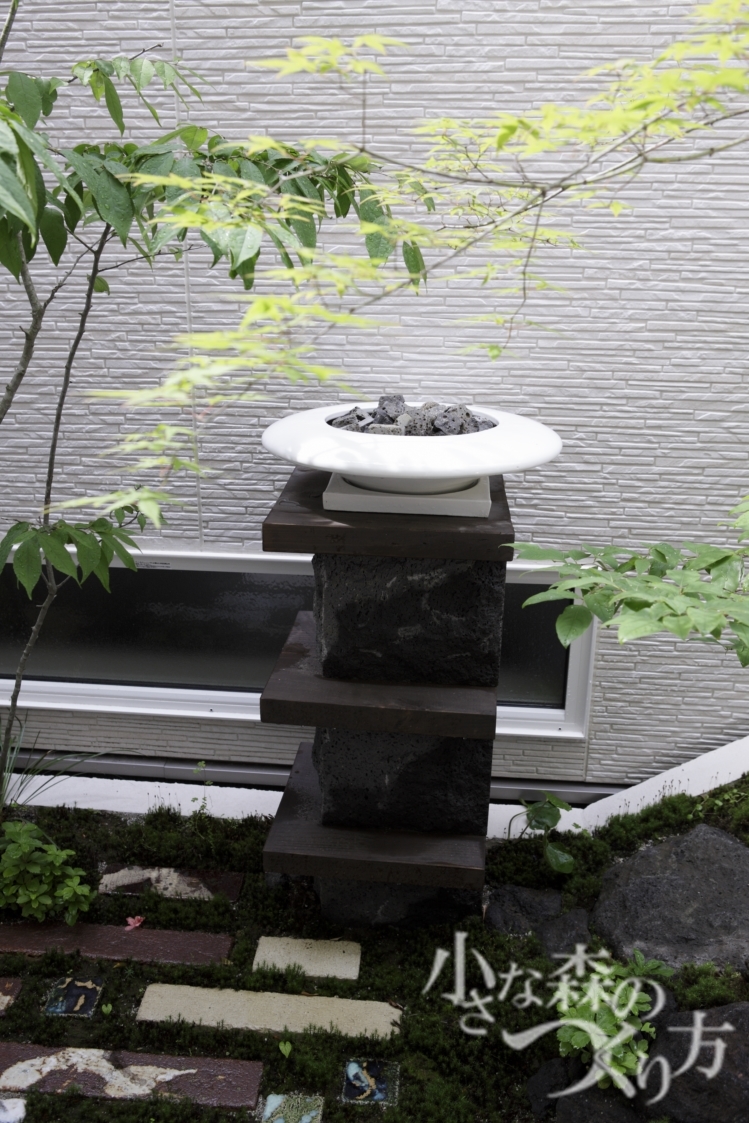 <p>アイストップとなるオリジナルの石のオブジェ。モダンな高さあるデザインで空間をピリッと引き締めてくれます。</p>