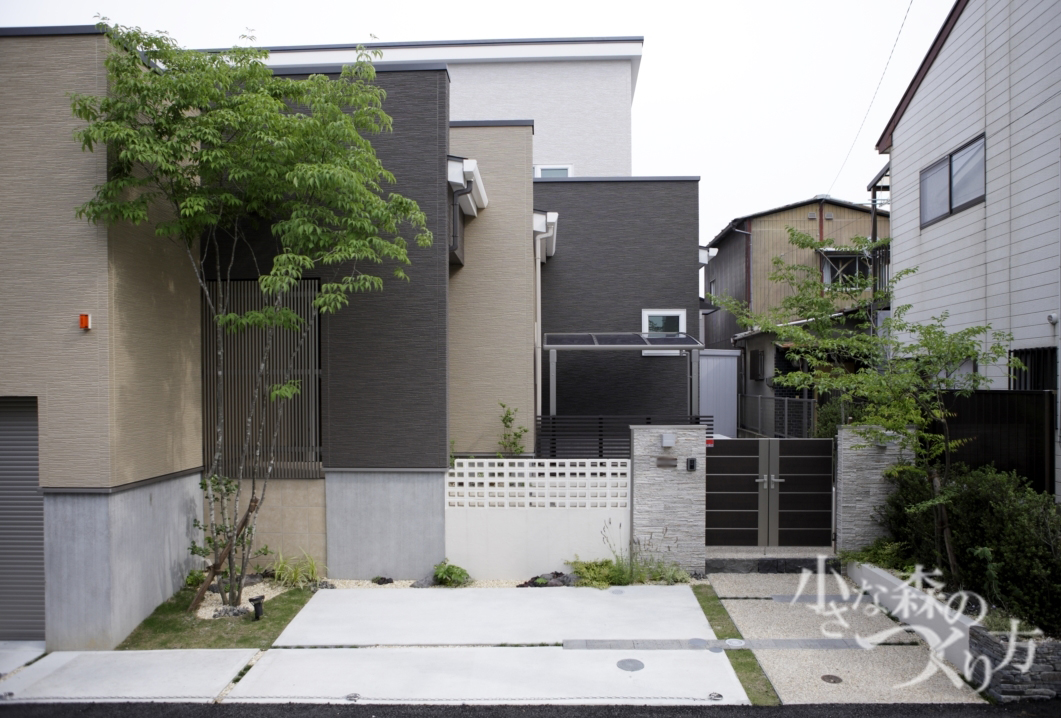 <p>外観はモダン。だけどどことなく和の趣漂う素敵なお家です。</p>
<p>複数の素材をバランスよく配したシャープなラインの外構。自然樹形の植栽で和風な柔らかさをだしています。</p>
<p>ボーダー石貼りの門柱。アルミの門扉にはダークブラウン(柿渋)カラーを選び落ち着きある門構えに。</p>
<p>ハードな素材(コンクリートや塗り壁など)がぶつかり合うような場所には、間に芝生や下草(タマリュウ)砂利などを少し入れてあげることで息苦しくなるのを和らげる効果があります。</p>