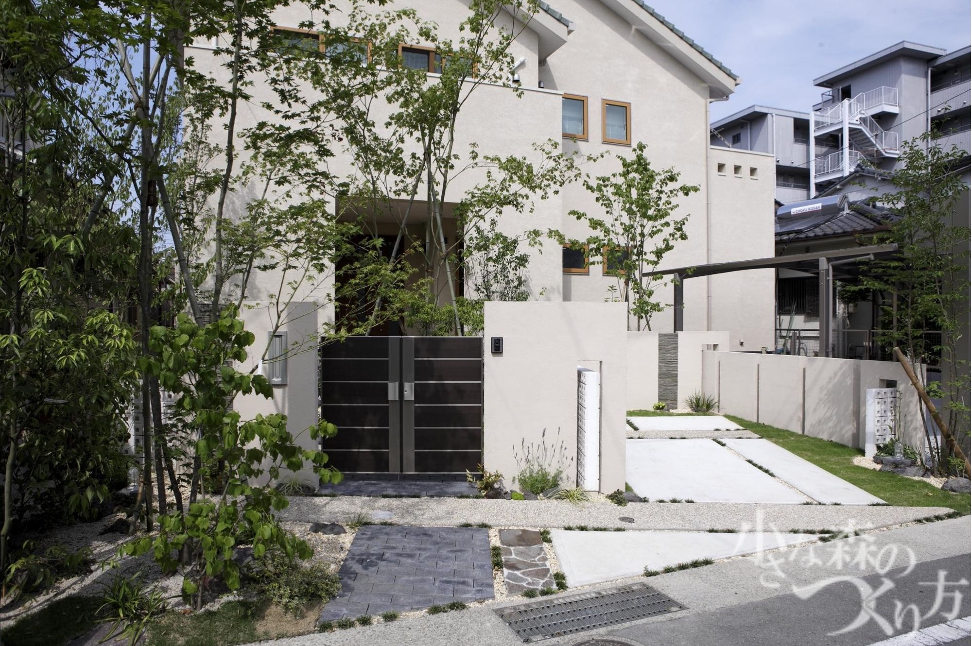 <p>建物の外壁と同じ色合のやさしい色味のホワイトでまとめた外構。</p>