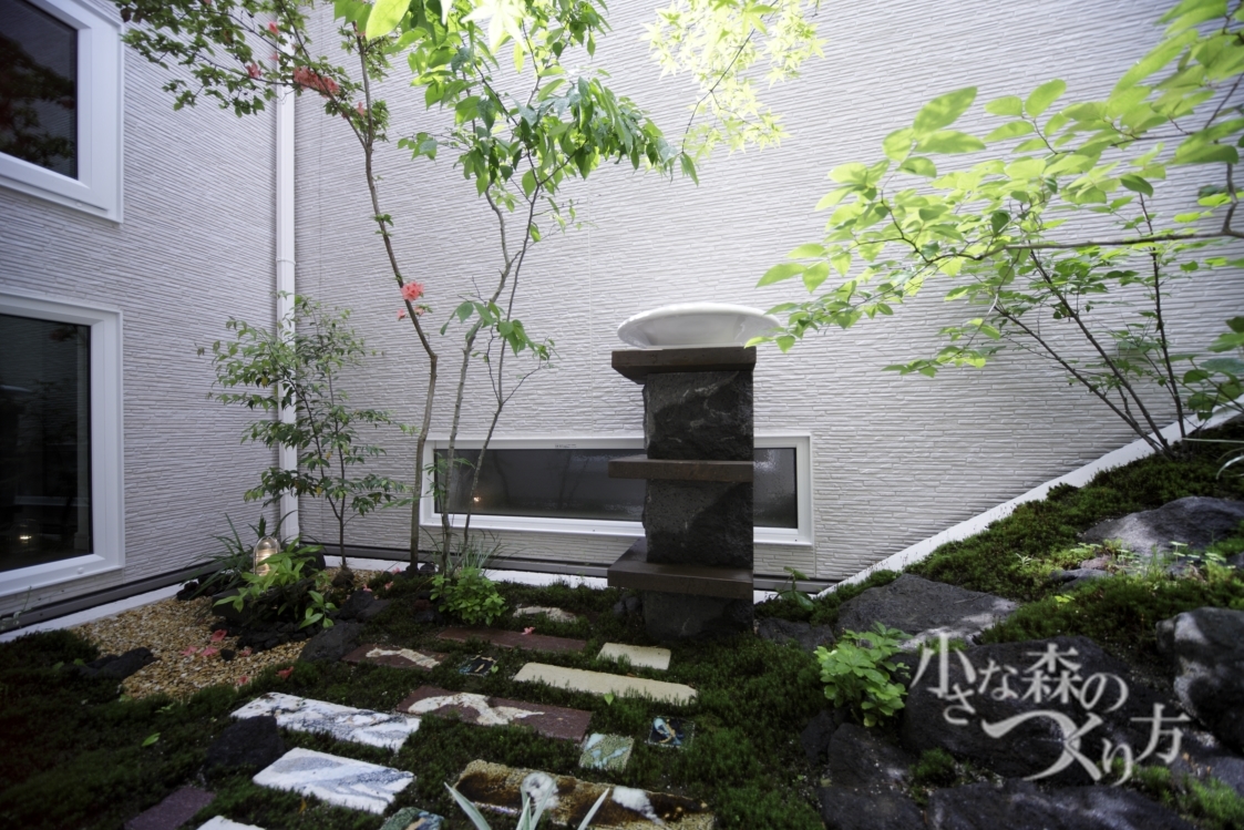 <p>有田の磁芸美を感じることのできる「磁芸釉遊」という商品の釉遊ブリックを用いました。<br />
新感覚の素材で杉苔の坪庭をよりいっそう趣深く、遊び心ある空間に。</p>