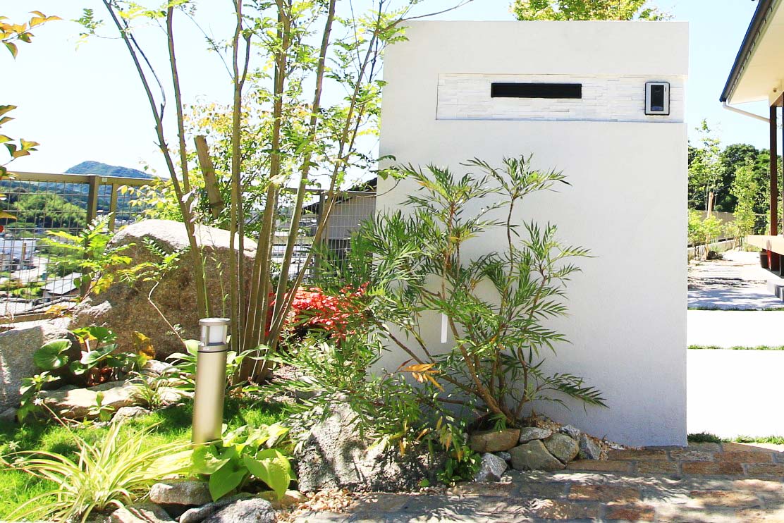 <p>ヒイラギナンテンの仲間です葉は細長くシャープな印象です<br />
 日なたを好みますが西日や日陰にも強いです。<br />
低木でありながら、存在感があるので、門回りなどのポイントによく使われます<br />
合わせる樹木によって、様々な表情を見せてく樹種です。<br />
比較的、病害虫にも強く、10～12月に黄色い小さな花が集まって咲きます。</p>