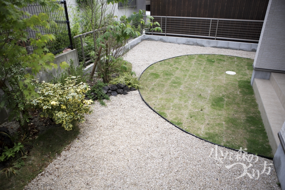 <p>植栽スペース、砂利敷きスペース、芝生スペースと、しっかりゾーニングすることで、用途に応じたメリハリある庭空間になります。</p>
<p>テラス前の芝生には、エッジングを施して、芝生面の広がりを抑えて管理しやすく。</p>