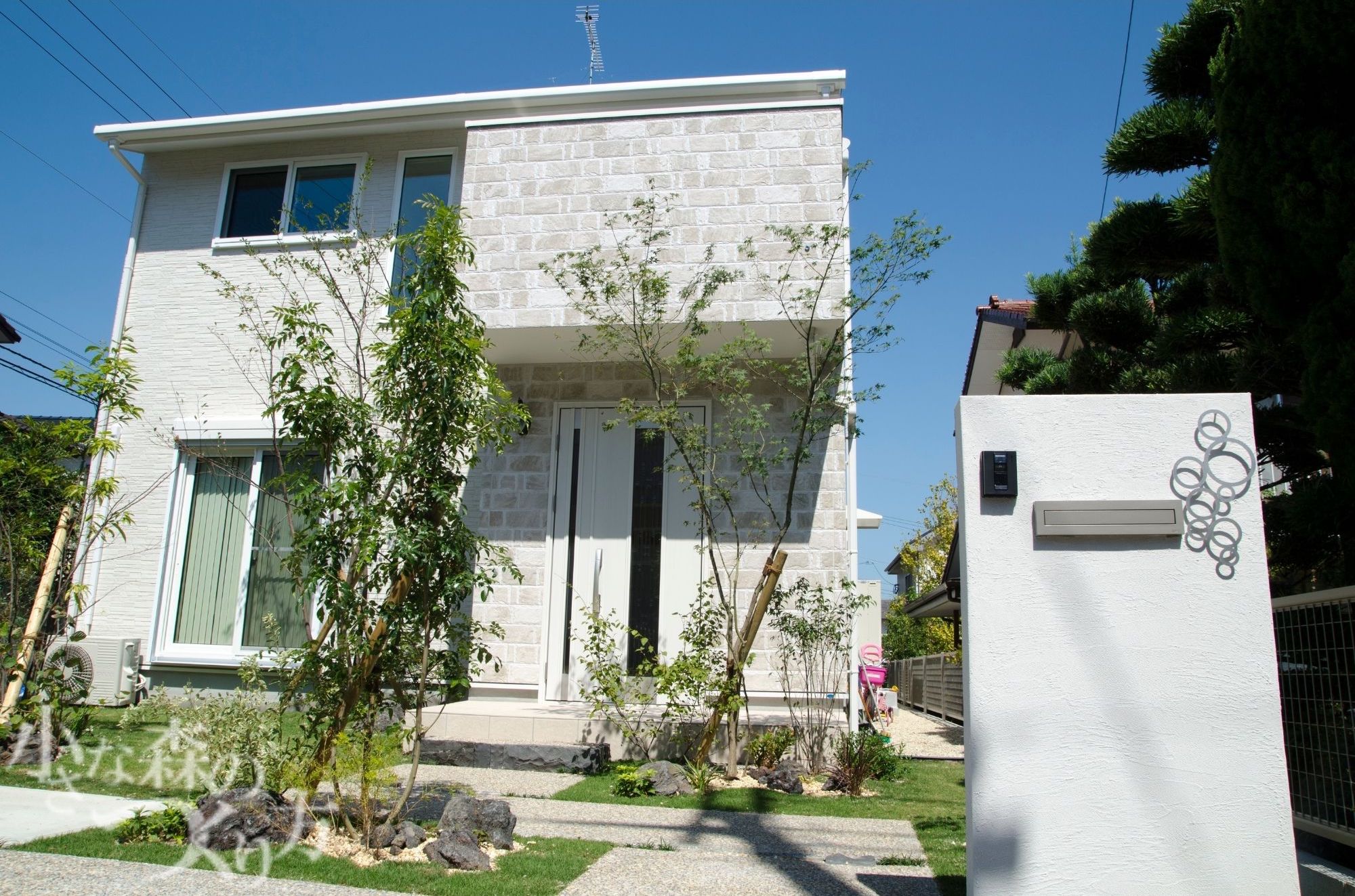 <p>ナチュラルシンプルな外構。門柱のウォールアクセサリーがシンプルな門柱にかわいさやモダンさをプラスして印象的に。</p>