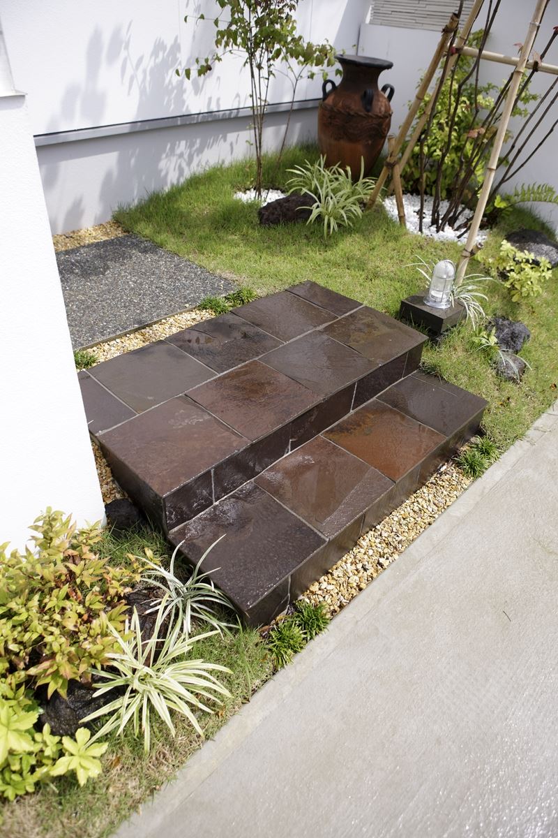 <p>  鉄平石の階段。天然石ならではの色合いで、水にぬれると、しっとりとした落ち着いた雰囲気。</p>