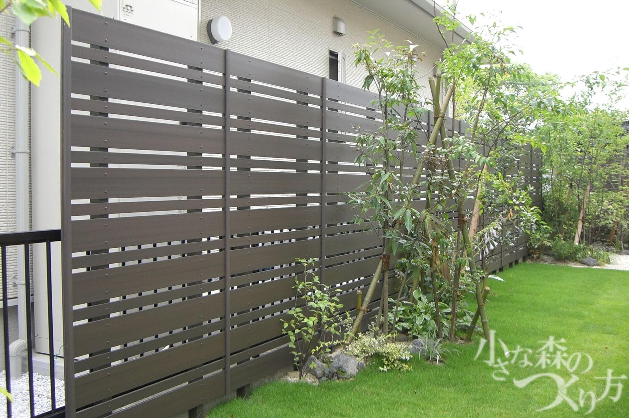 <p>木調の目隠しフェンスでプライベートガーデンを満喫。</p>