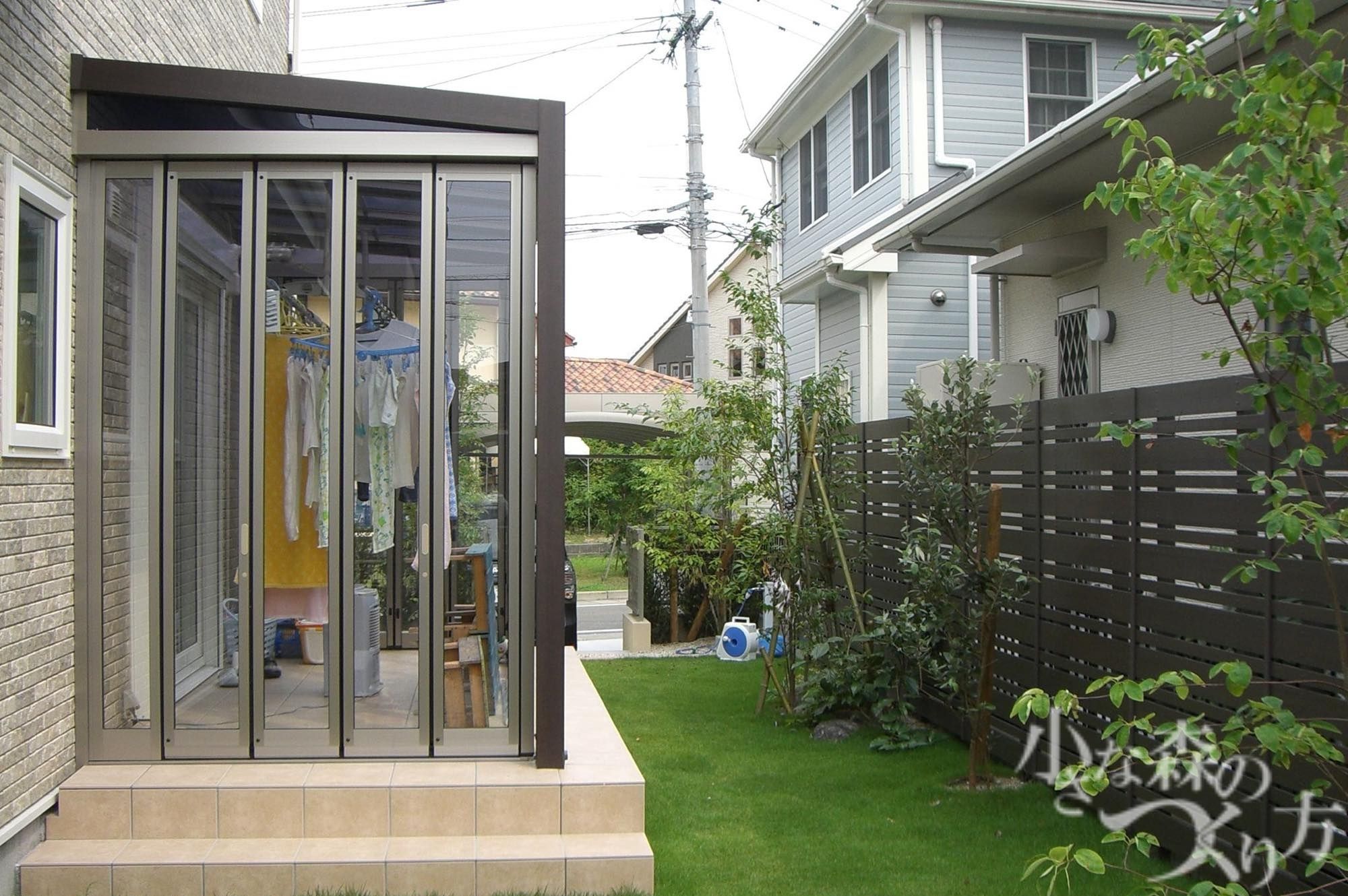 <p>LixilのZima(ジーマ)というサンルーム。雨の日のお洗濯スペースはもちろんのこと、家族一緒にお庭で過ごしたくなる解放感が魅力の、全面開閉可能の使いやすいサンルームです。</p>