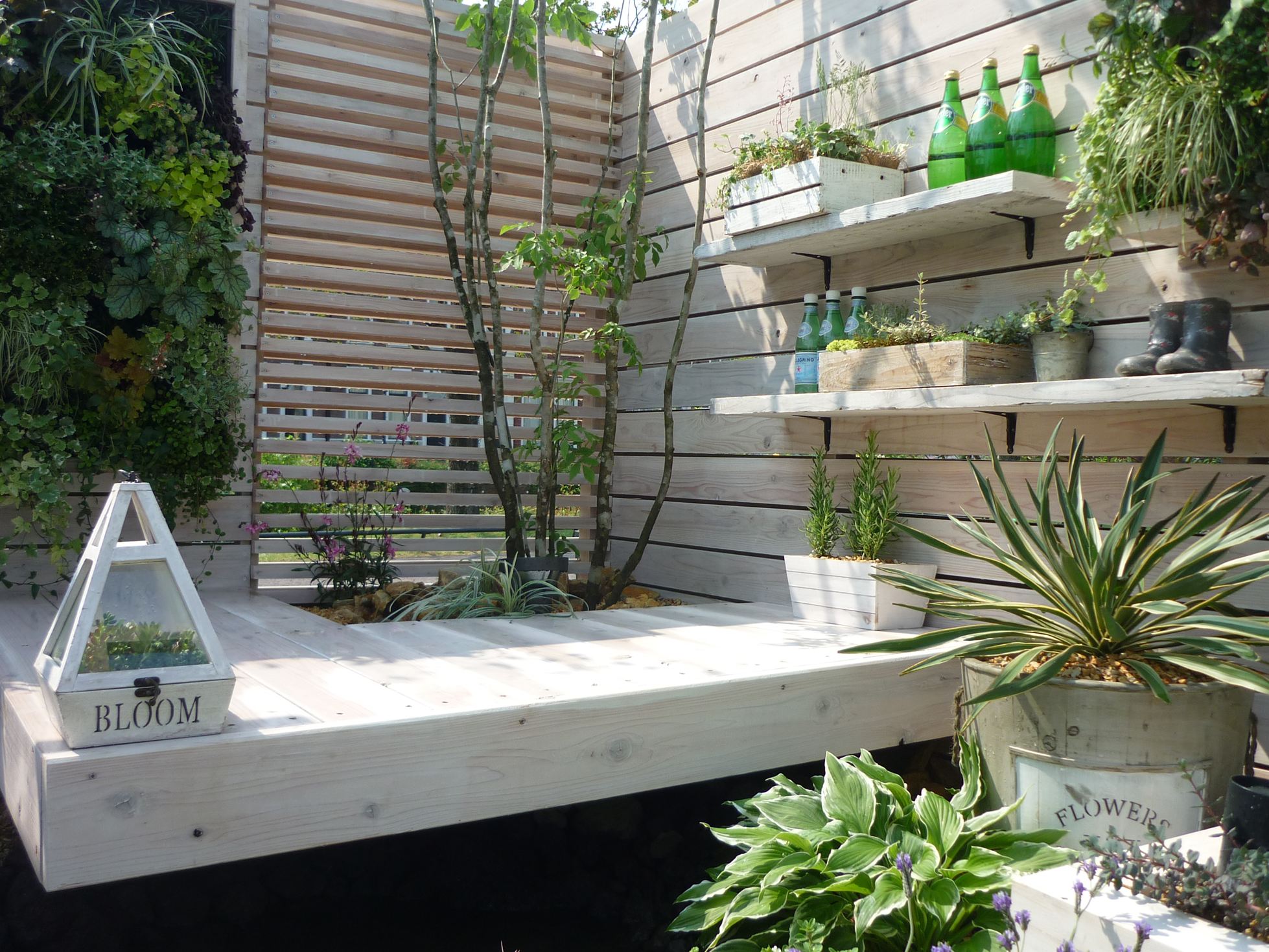 <p>飾り棚には、かわいらしいガーデン雑貨をディスプレイ。</p>