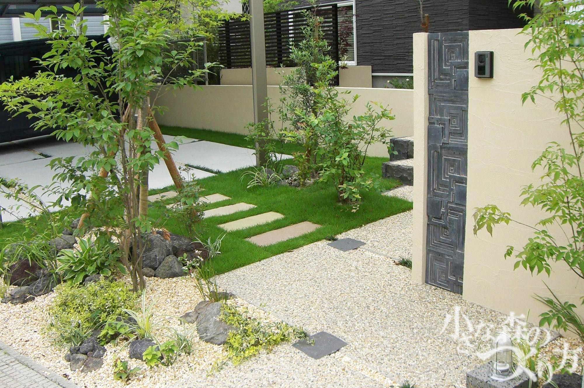 <p>アプローチには豆砂利洗出しとアクセントの板石、足元をやさしく照らすオリジナル照明などでお出迎えのおもてなし。</p>
<p>駐車スペースからのショートカットは板石の通路。</p>