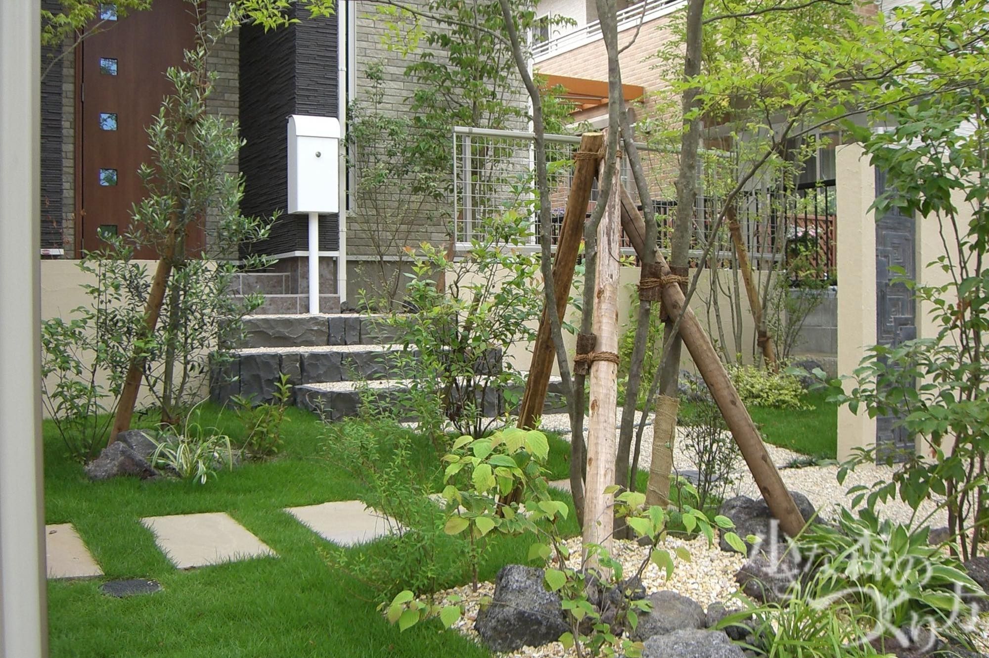 <p>植栽は高木の足元に溶岩石をあしらって、下草で自然な雰囲気に。</p>