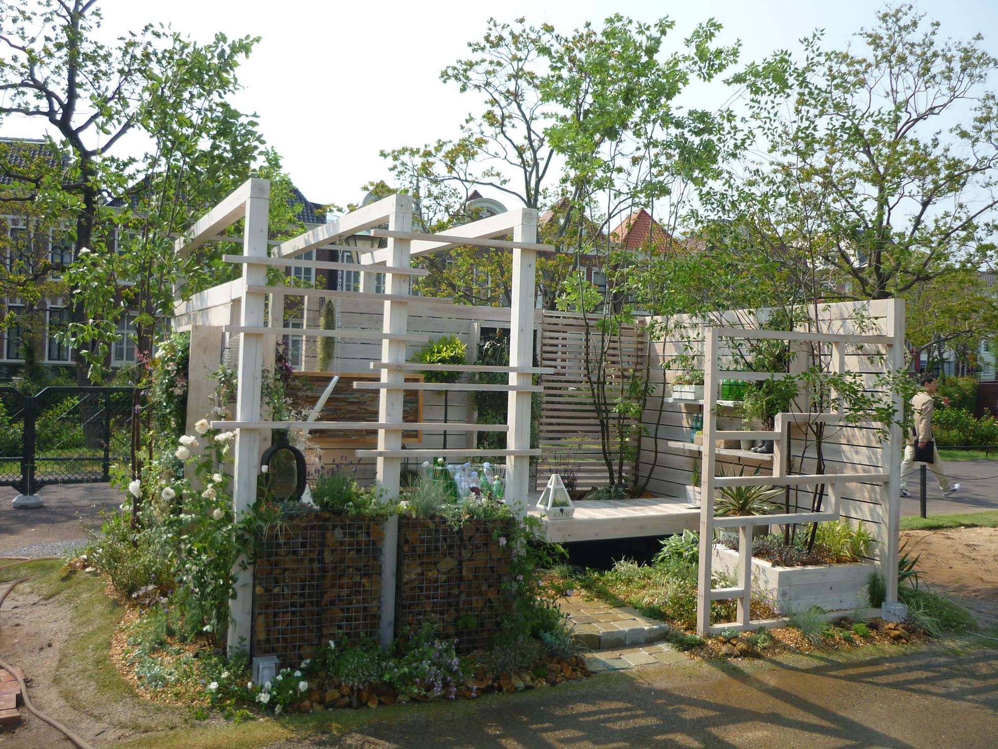 <p>バラが咲き誇るこの時期、当社が出品したのは、ホワイトローズが似合うナチュラルなさわやかな5月の風を心地よく楽しめそうなお庭です。</p>