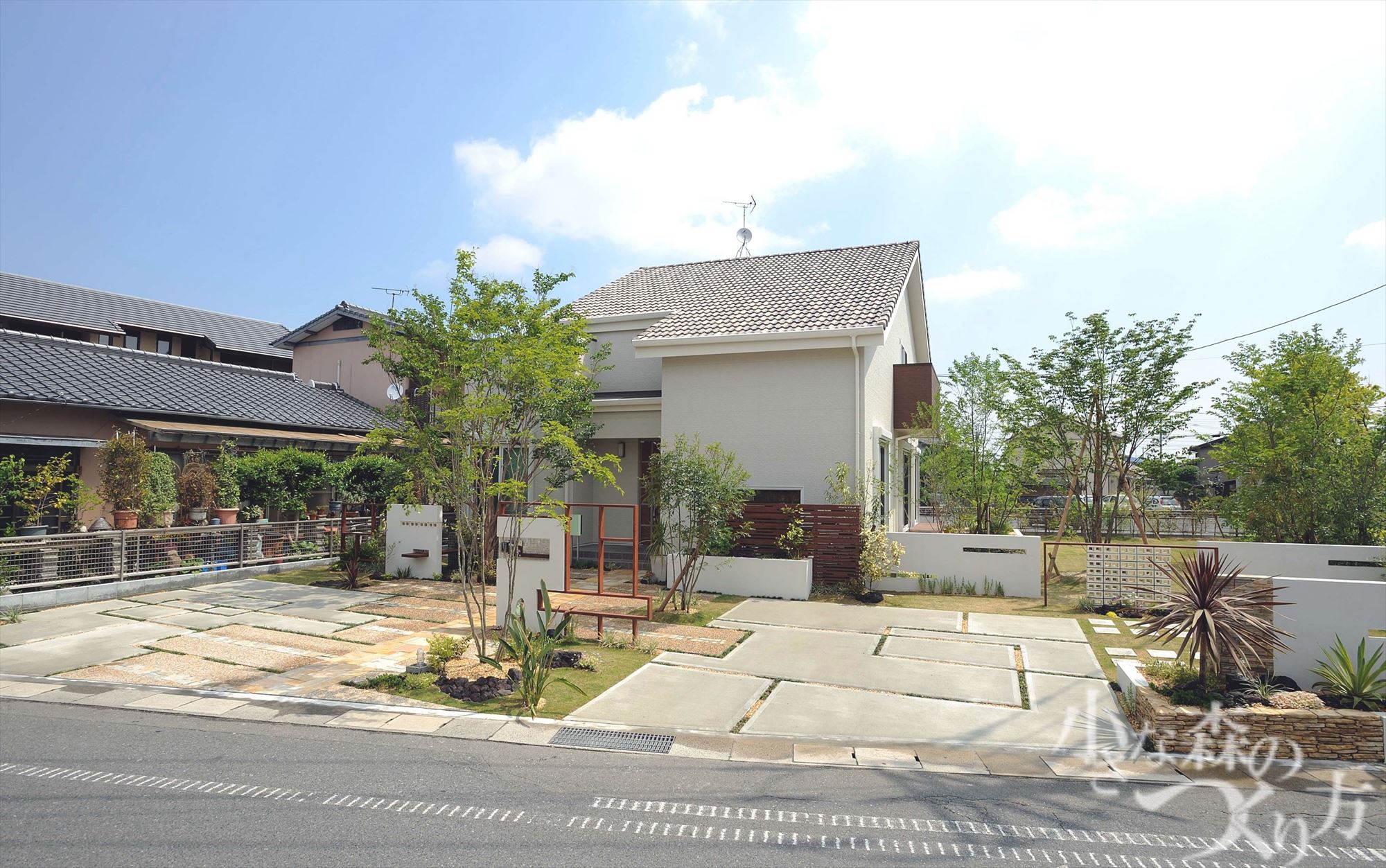<p>広い敷地。前面はゆったりとした駐車スペースとアプローチ。ナチュラル外構にリーフフォルムが特徴的な観葉植物やカラーリーフプランツを盛り込んでオリエンタルな雰囲気をプラスしました。</p>