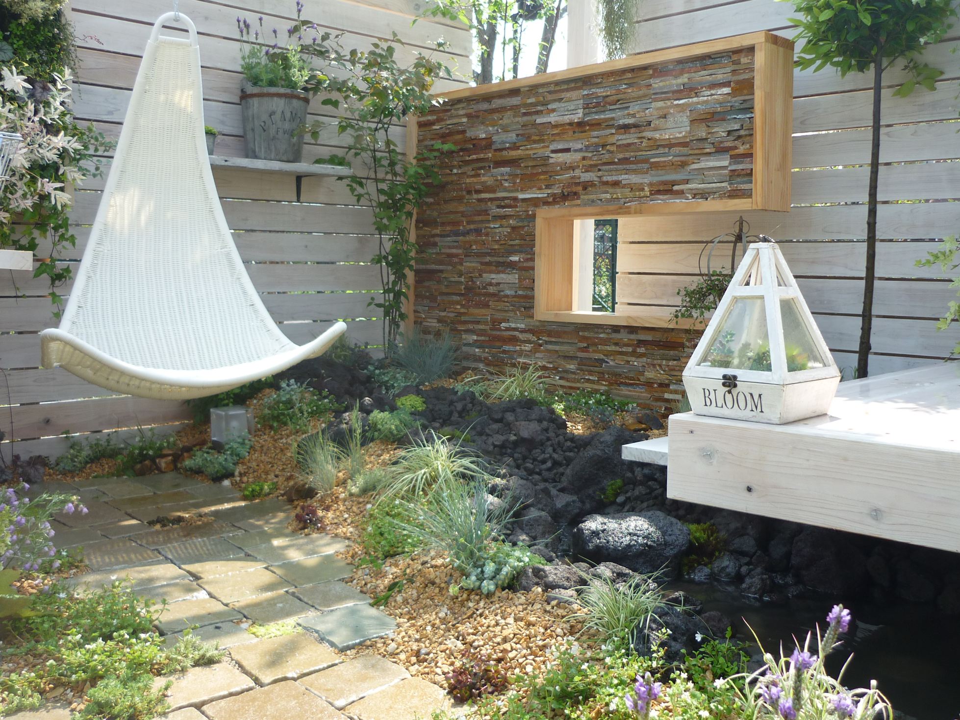 <p>ハンギングチェアーで水の音を聞きながら、ゆっくりと流れる至福の時を、、。</p>