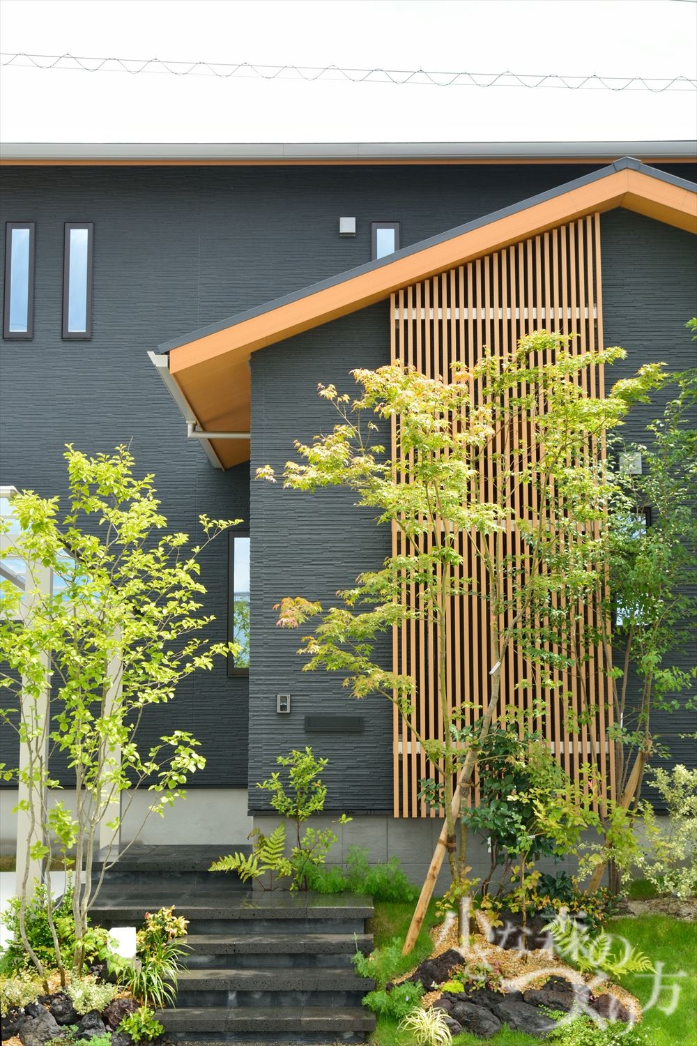 <p>階段の両面に植栽があることで、出入りするたびに</p>
<p>小さな森を感じていただけます。</p>