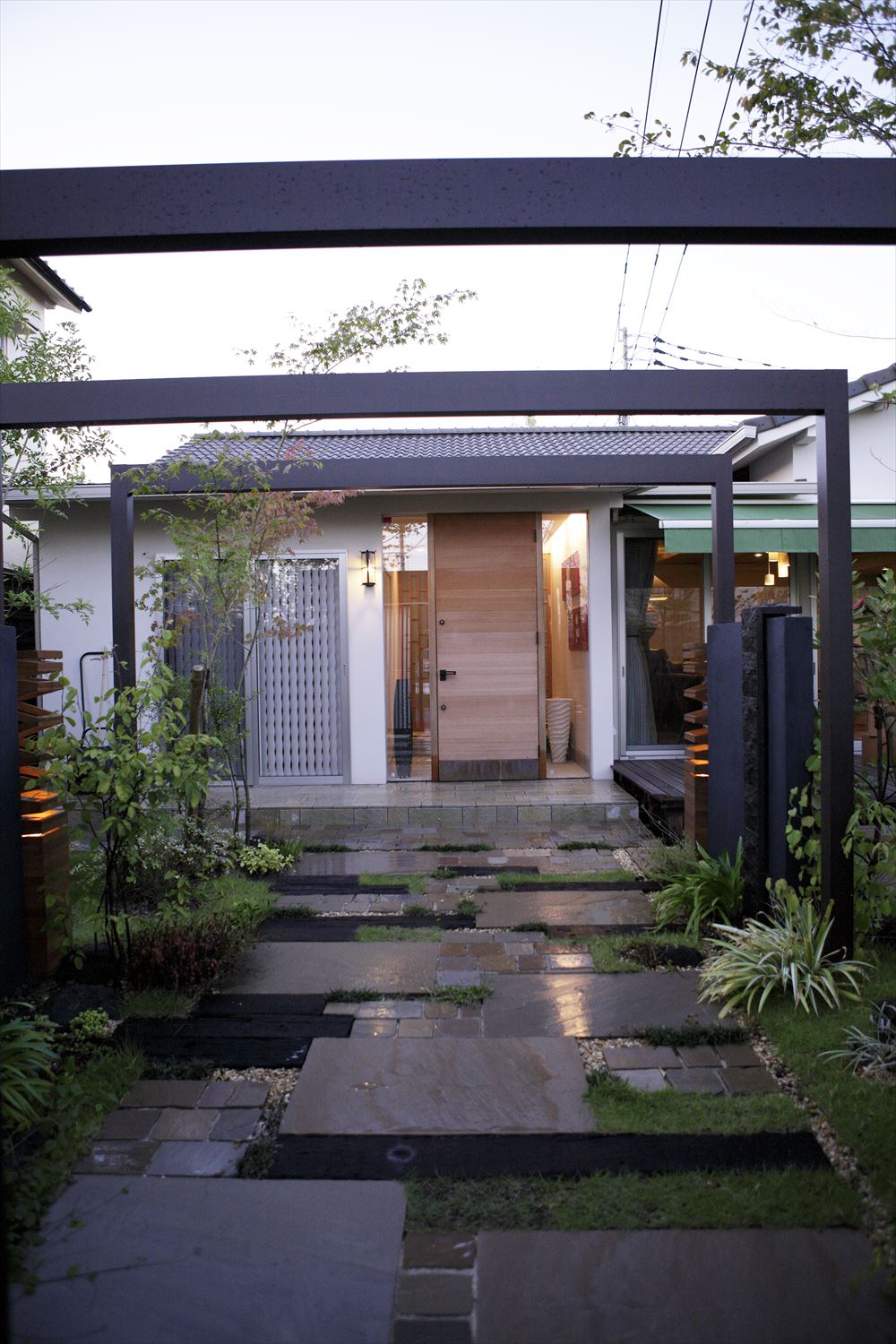 <p> 照度を落とすと、踏石が宙に浮いているような不思議な感覚に捉われますね。</p>