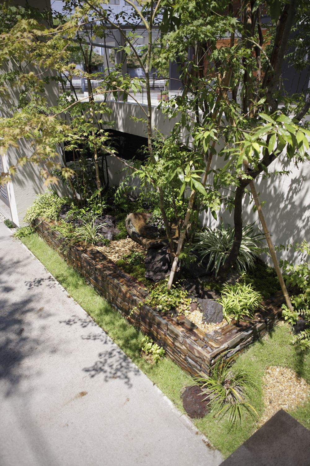 <p>玄関脇に設けたドライガーデンです。</p>