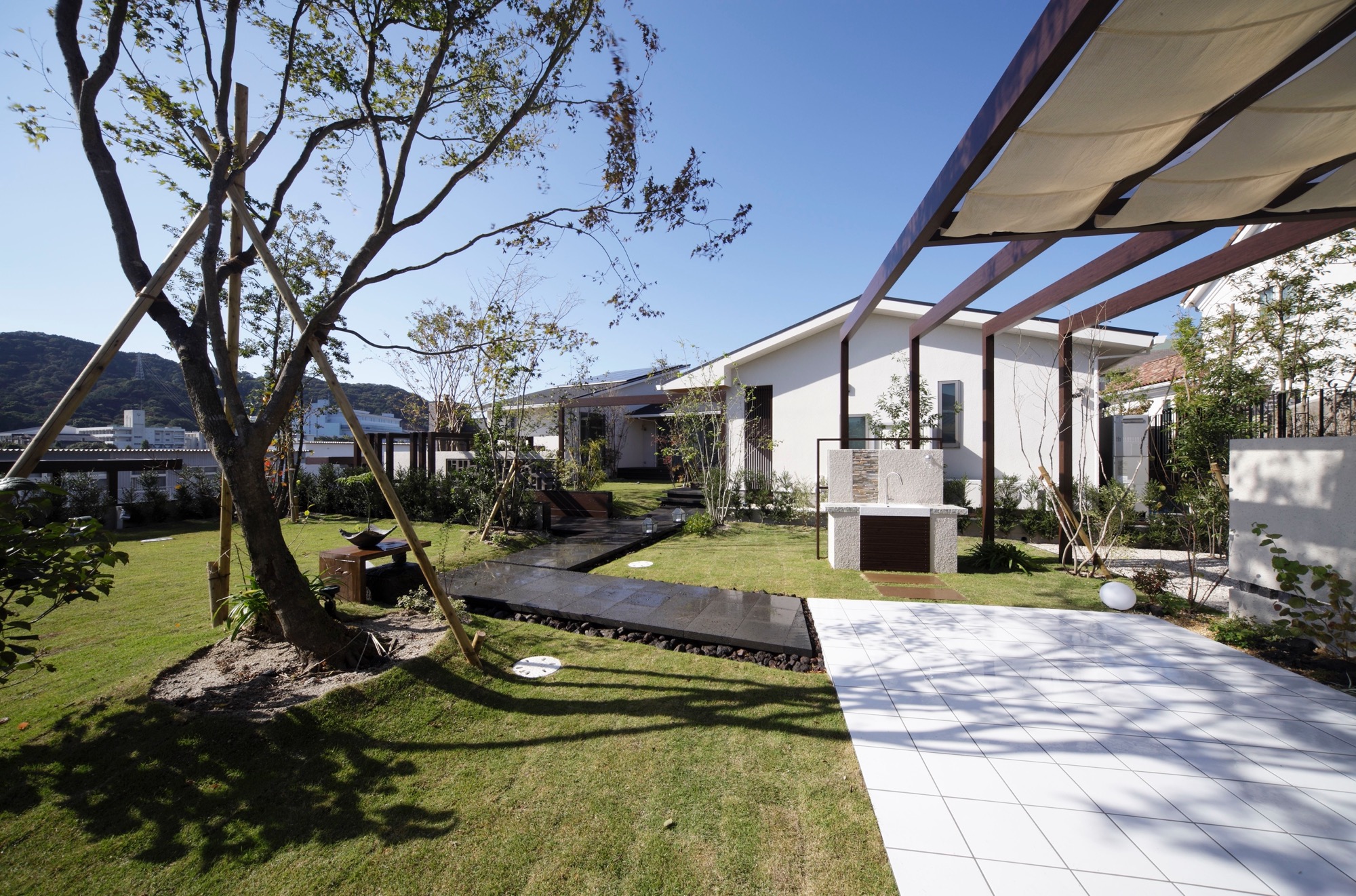 <p>門から続く石のアプローチは母屋とガーデンルームへ</p>
<p>それぞれ、導いてくれます。</p>