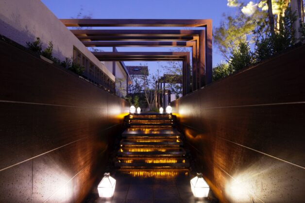 ガーデンルーム・ゲート・自然石の回廊のある贅沢な外構の家 西区