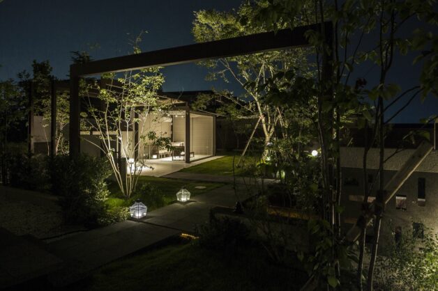 ガーデンルーム・ゲート・自然石の回廊のある贅沢な外構の家 西区