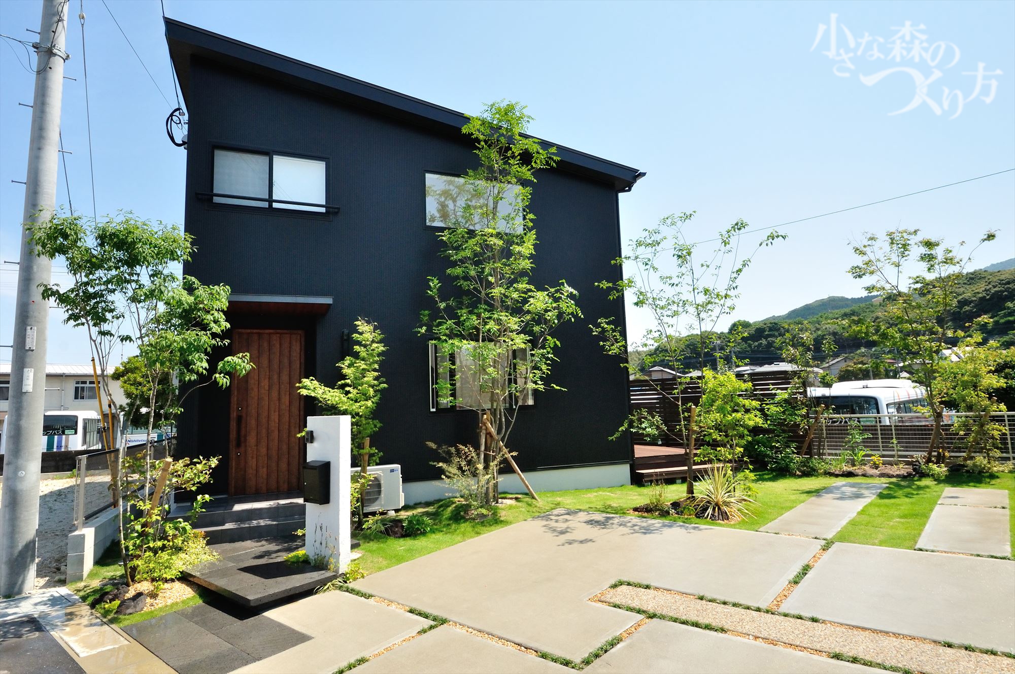 <p>広い駐車場を生かしたオープン外構です。</p>
<p>車を駐車していない時は、開放感いっぱいの広場の趣ですね。</p>