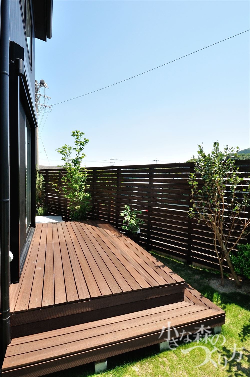 <p>二段に設えたウッドデッキと、プライバシーを確保する</p>
<p>目隠しフェンスを設置しました。ゆったりした寛ぎを感じますね。</p>