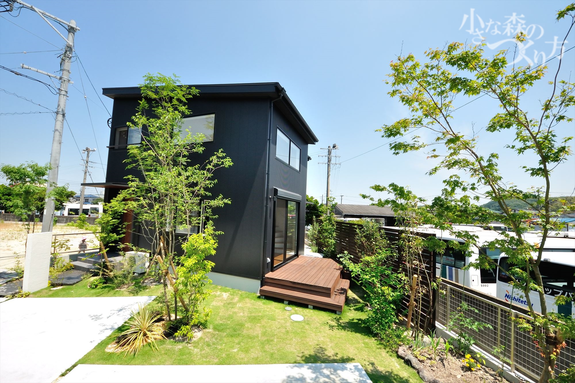 <p>駐車場奥は、ゆるやかな土のスロープを残して</p>
<p>フェンス際を雑木の庭で美しくデザインしています。</p>