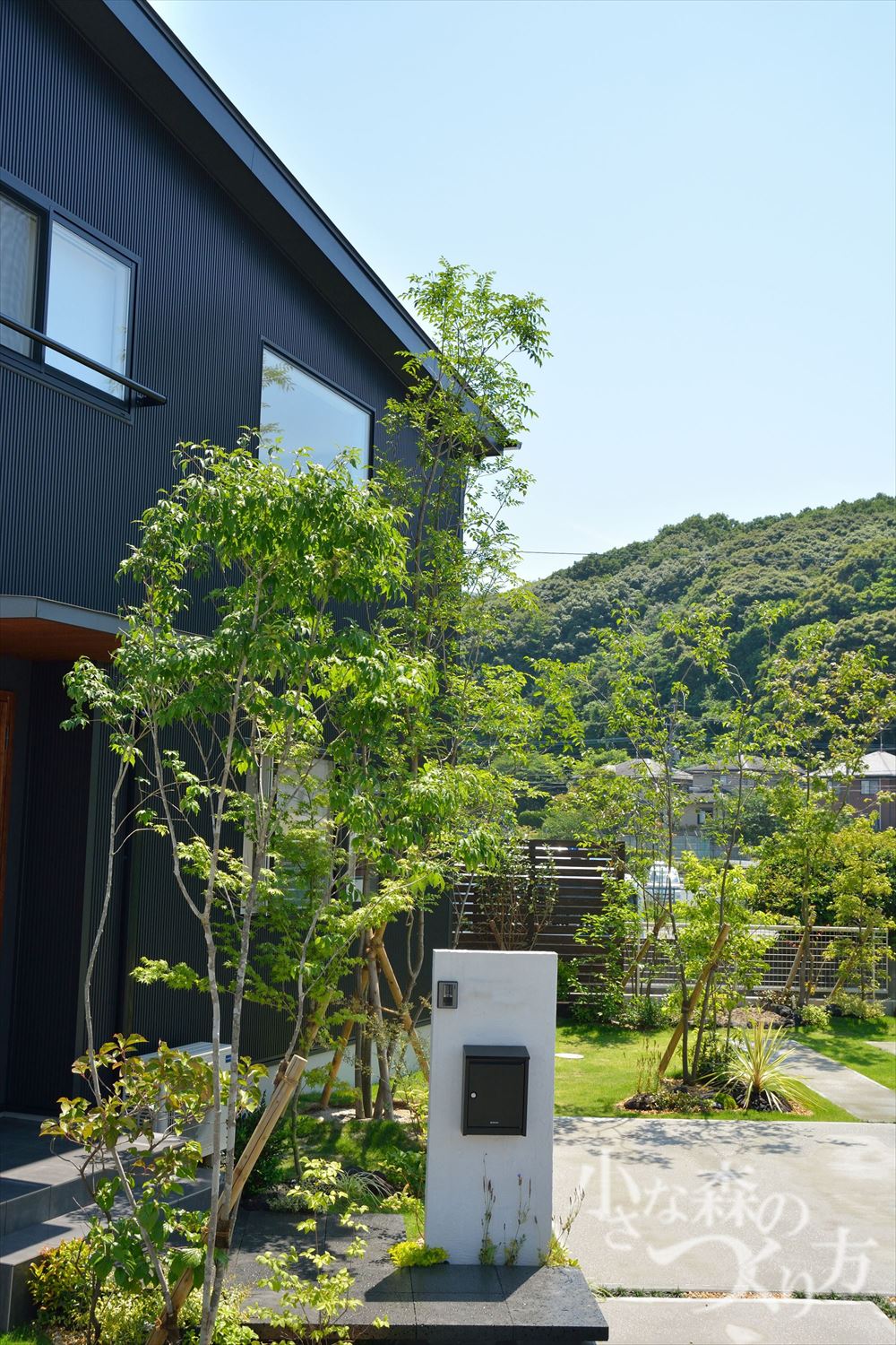 <p>福岡市東区の個人邸外構をご紹介します。</p>
<p>アプローチをコンパクトにデザインし、かわいい白の門柱をレイアウト。</p>