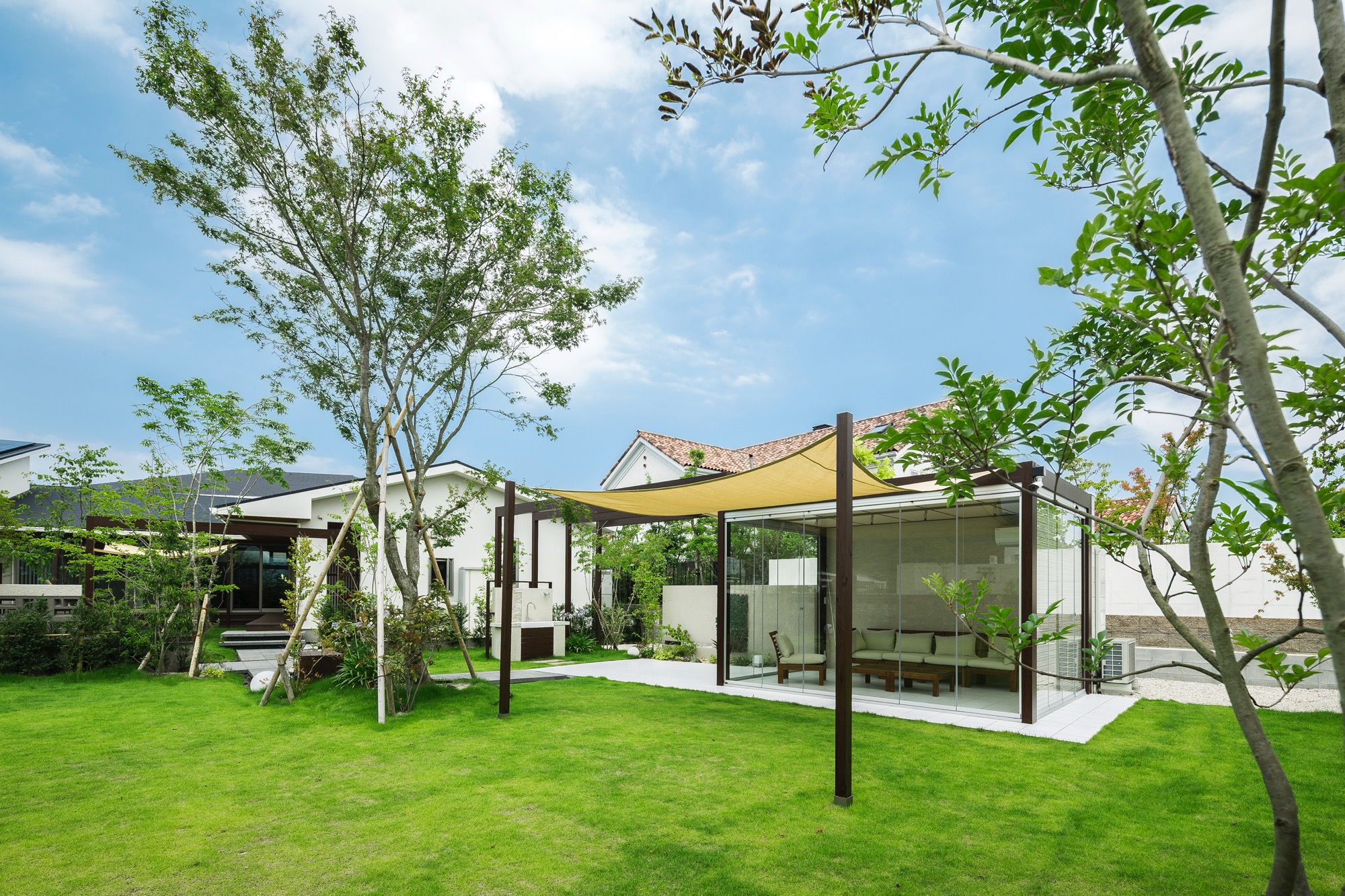 <p>広い庭には、一面に芝生をはり、</p>
<p>その庭を眺められるように、ガーデンルームが。</p>