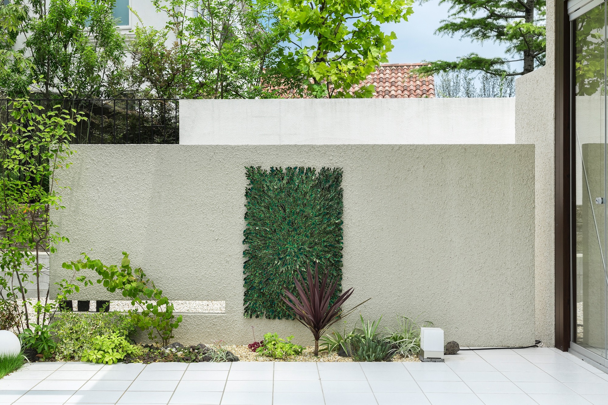 <p>ガーデンルーム入口の植栽スペースには</p>
<p>海外のアーティストによるオリジナルアルミオブジェ</p>