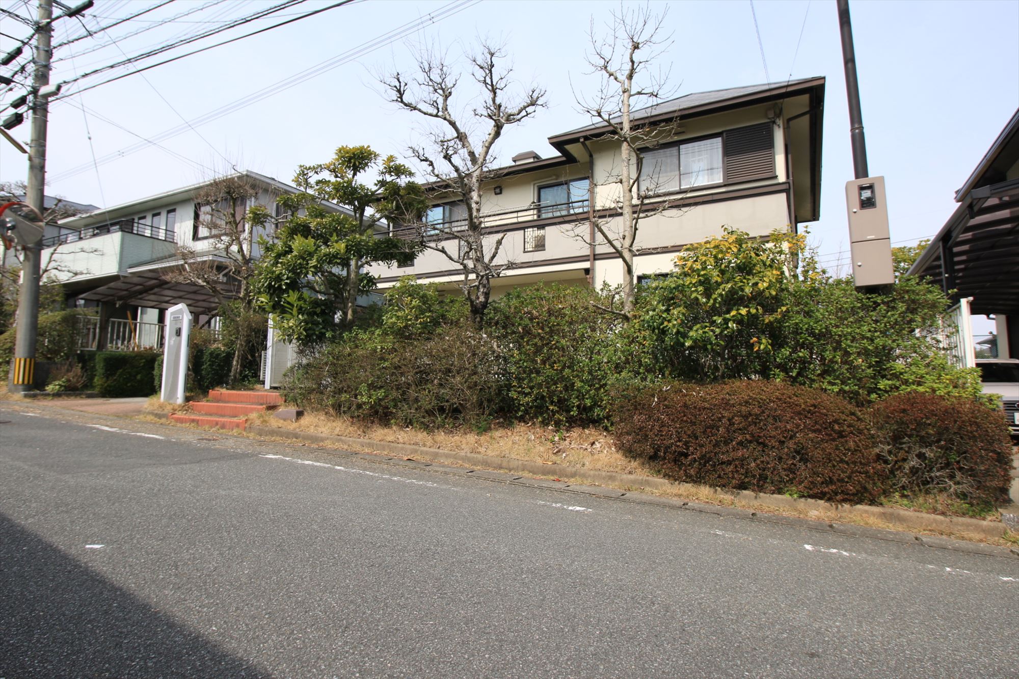 施工前<p style="text align: left;">施工前と、施工後の2回、写真を撮りに伺いました。<br />
施工後の撮影の際は、室内・２階からの撮影にも、ご協力いただきました。<br />
美味しいアイスコーヒーもご馳走になり、<br />
本当に喜んでいただいているお声も聞かせていただけて、とても嬉しい撮影となりました。</p>