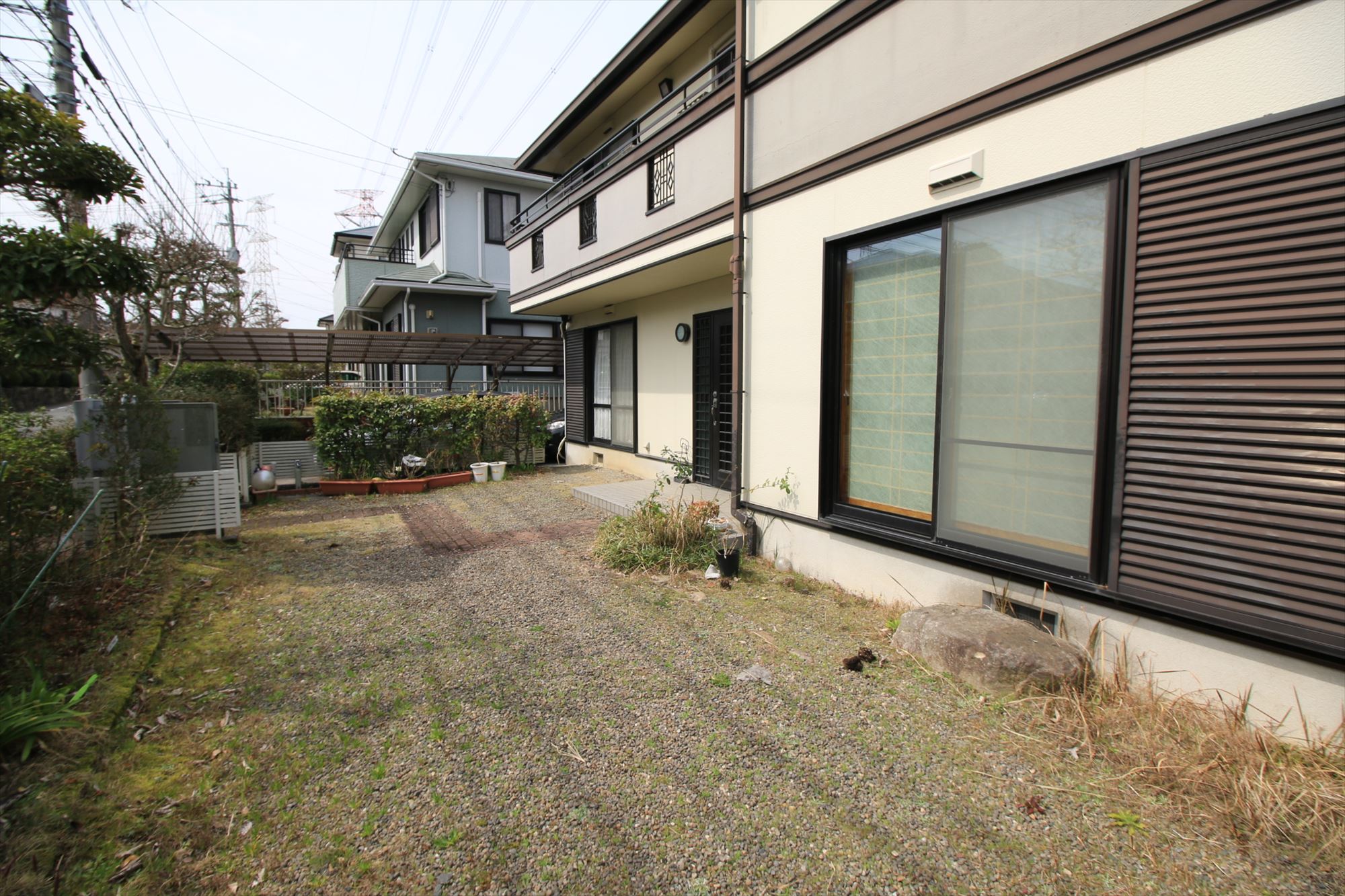 施工前<p style="text align: left;">施工前と、施工後の2回、写真を撮りに伺いました。<br />
施工後の撮影の際は、室内・２階からの撮影にも、ご協力いただきました。<br />
美味しいアイスコーヒーもご馳走になり、<br />
本当に喜んでいただいているお声も聞かせていただけて、とても嬉しい撮影となりました。</p>