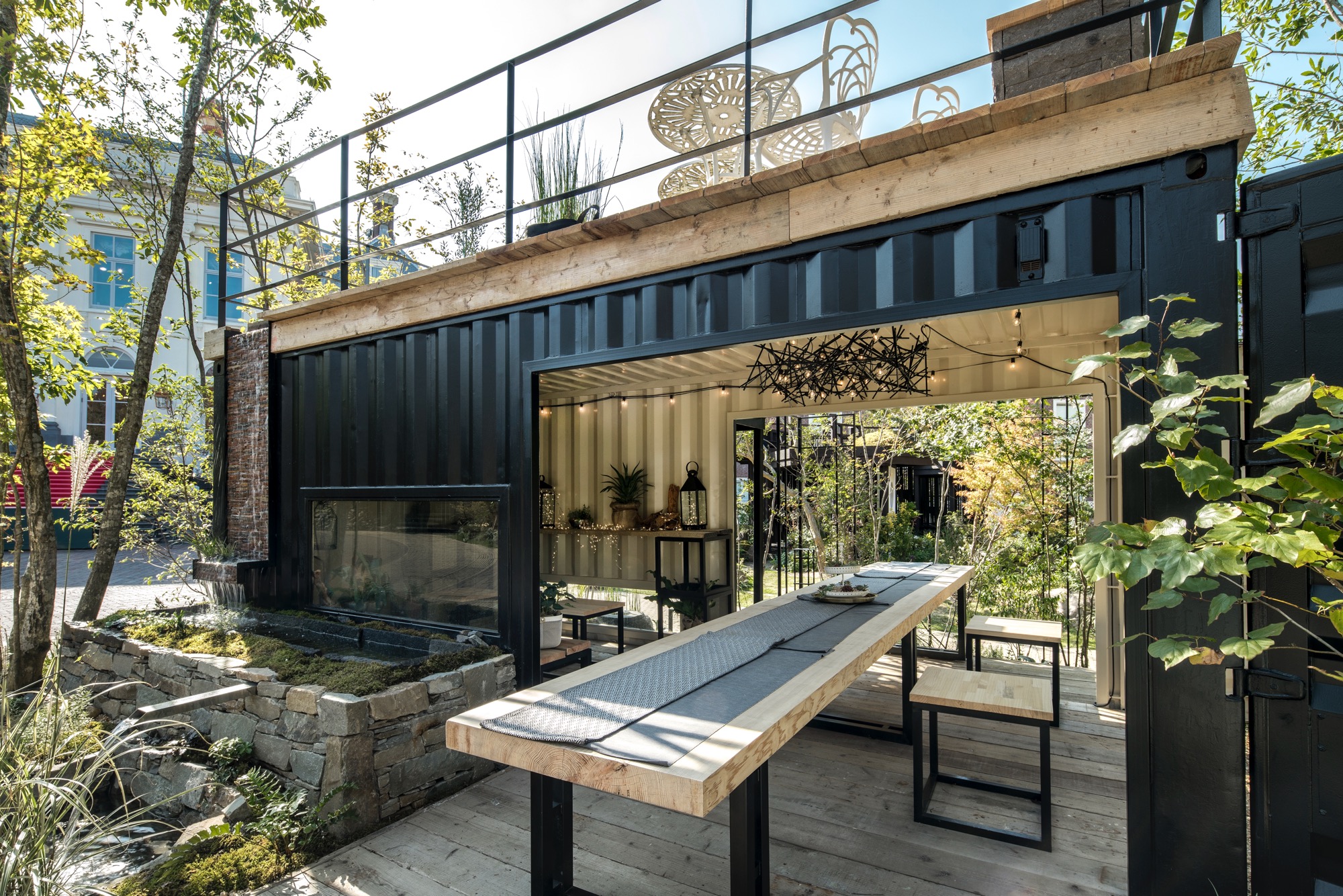 <p>屋上の池から落ちる水を壁沿いに流し、下の池へ</p>
<p>夜のライティング時にも光と水の動きが出て、雰囲気を盛り上げる効果もあります。</p>