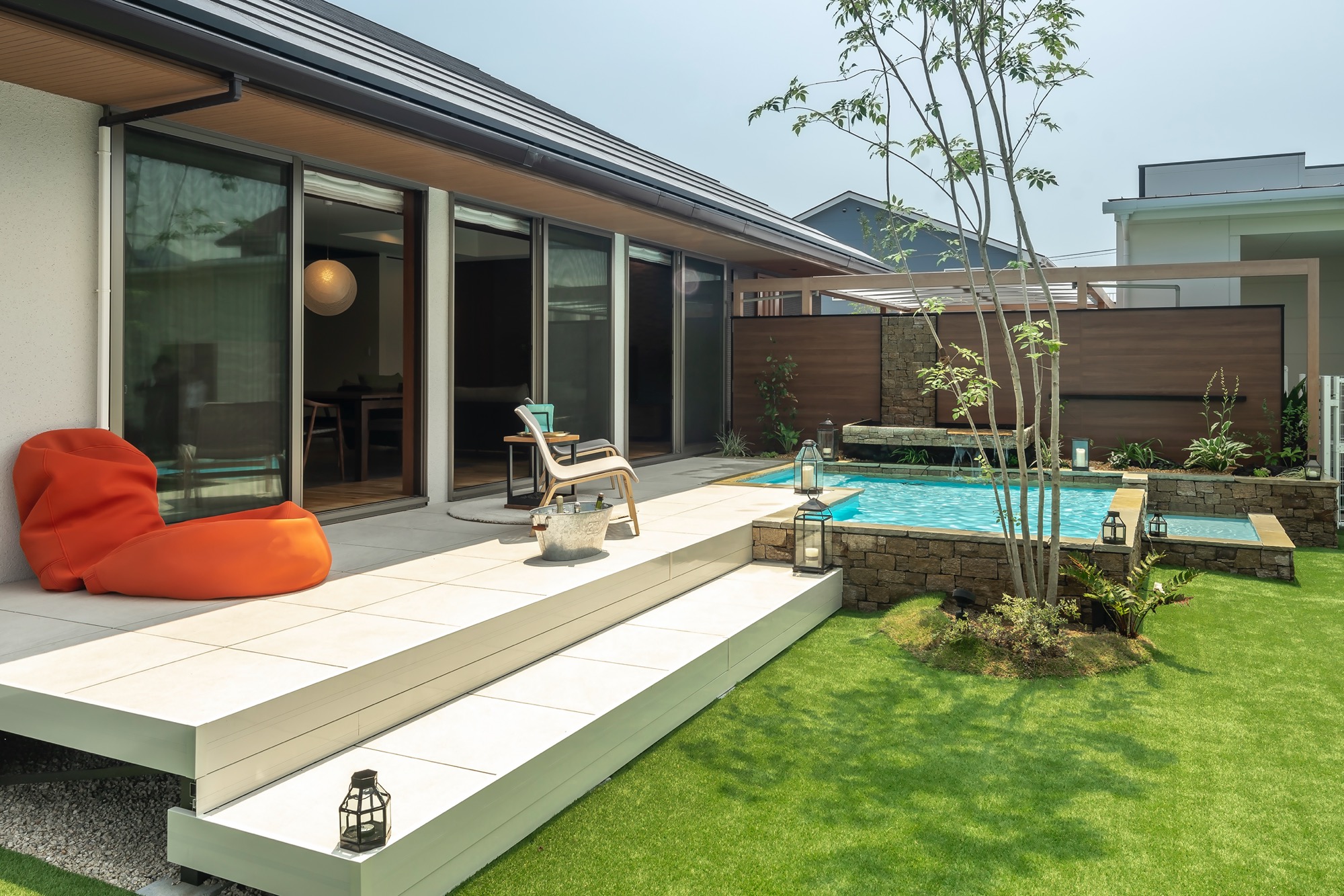 <p>リビングスペースからつながるタイルテラスです。<br />
スッキリとしたシンプルなホワイトで統一され<br />
スタイリッシュな印象です。</p>