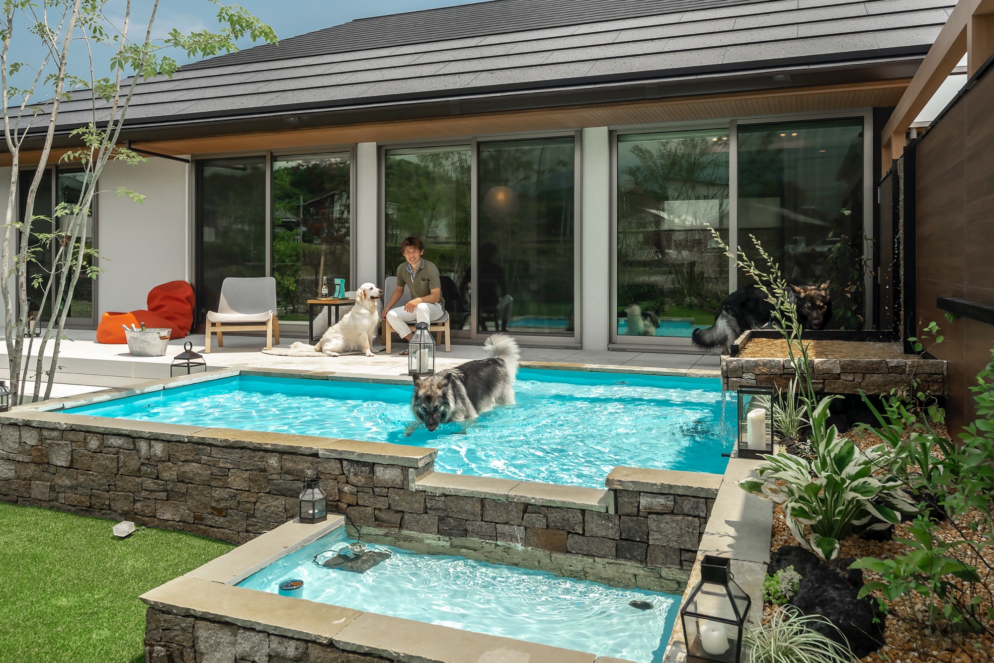 <p>テラス続きのプールは２段になっており<br />
動きのあるデザインです。<br />
ワンちゃんもたのしげに入っています。</p>