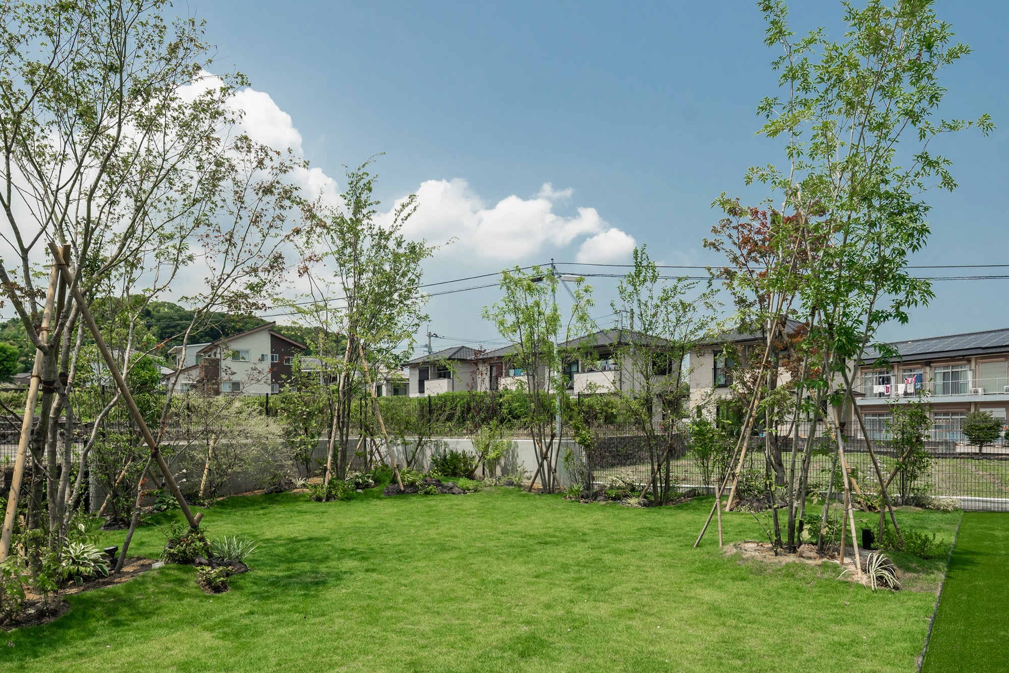 <p>広々として爽やかな<br />
風が通り抜けるガーデンには<br />
程よく目隠しにもなる<br />
木々があしらわれています。<br />
青空とのコントラストが<br />
とてもきれいですね</p>