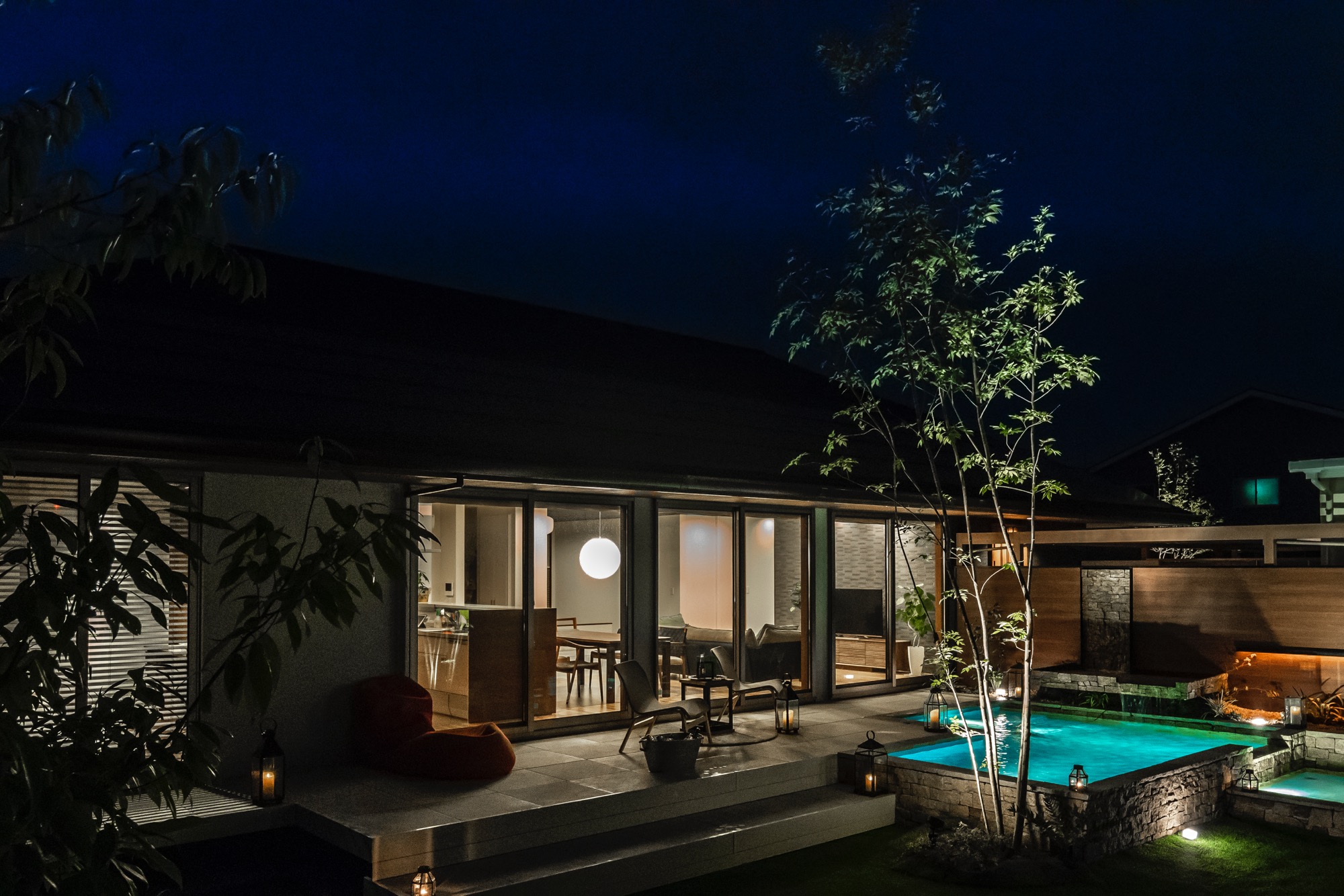 <p>プールはライティングでラグジュアリーな空間に。<br />
夜もゆっくりとしたリラックスできる時間を過ごせそうです。</p>