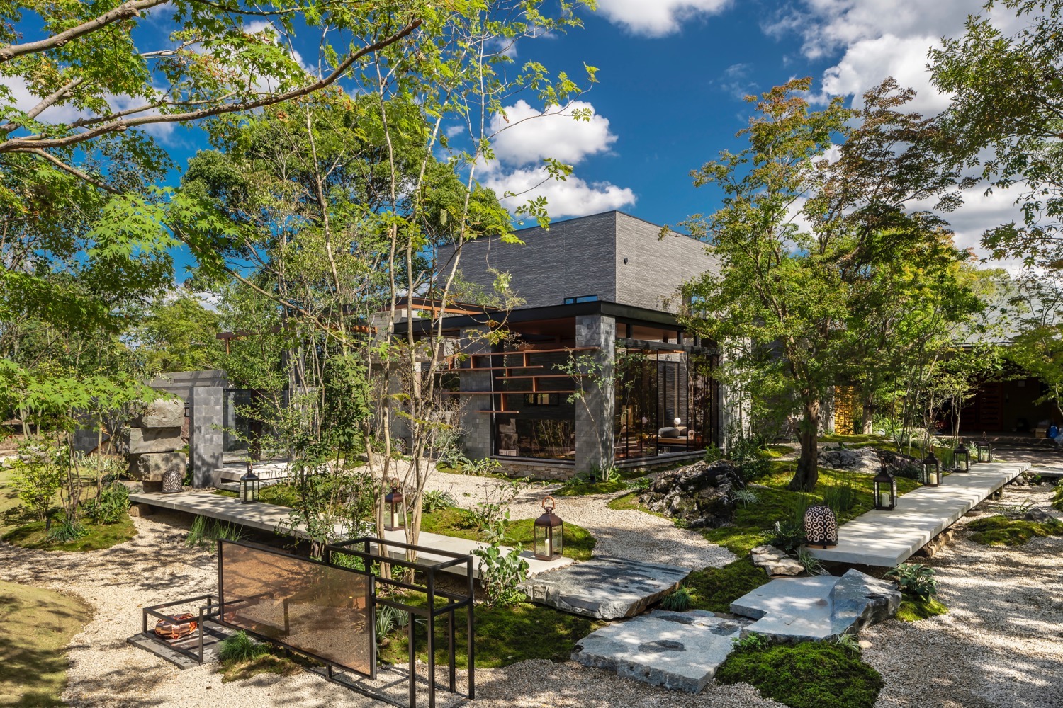 <p>YKK AP エクステリア スタイル フォトコンテスト2018において<br />
全2922件の作品の中から大賞を受賞致しました。<br />
2016年より3年連続の大賞を受賞させていただきました。</p>