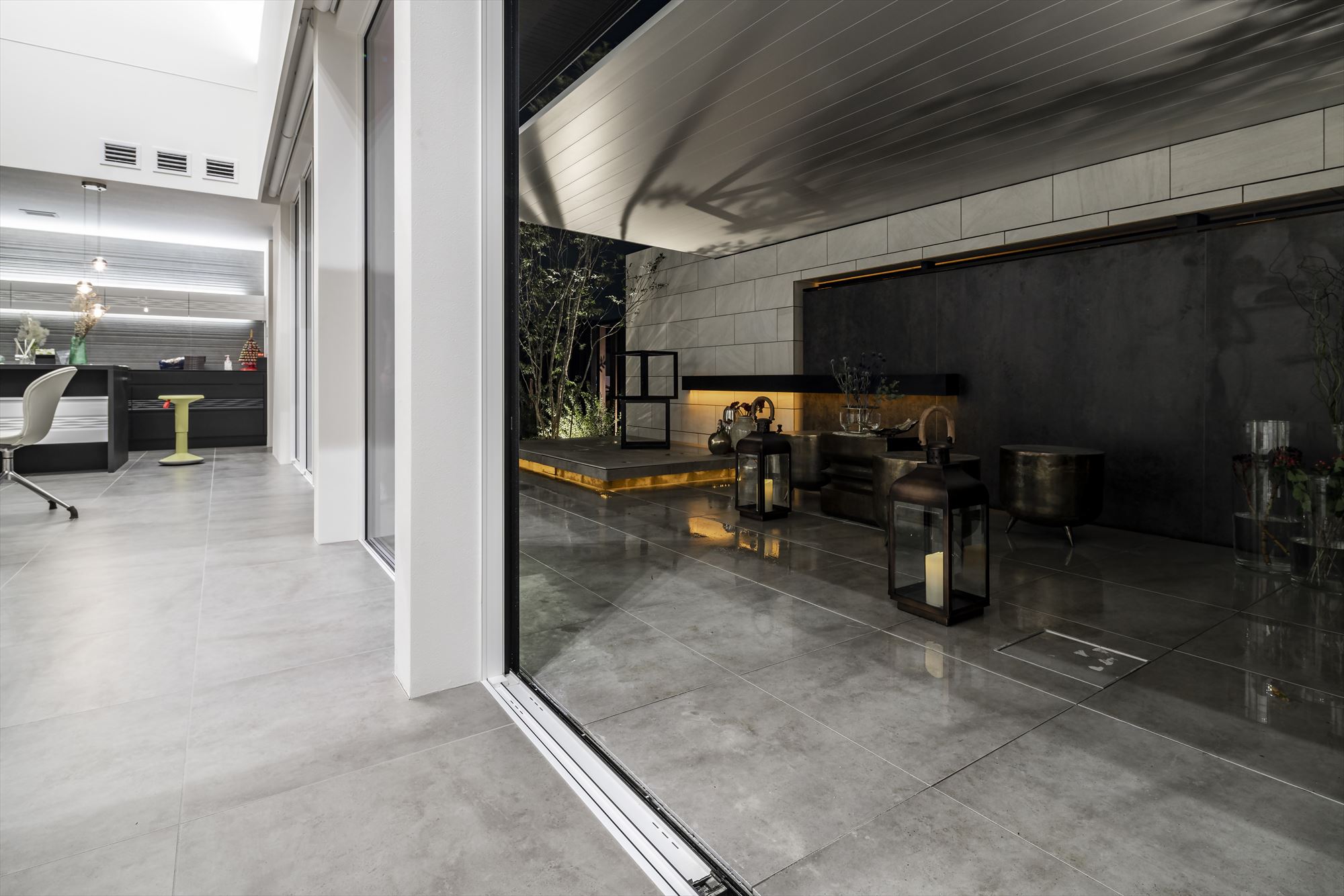 <p>空間の繋がりが心地よいタイルテラス</p>