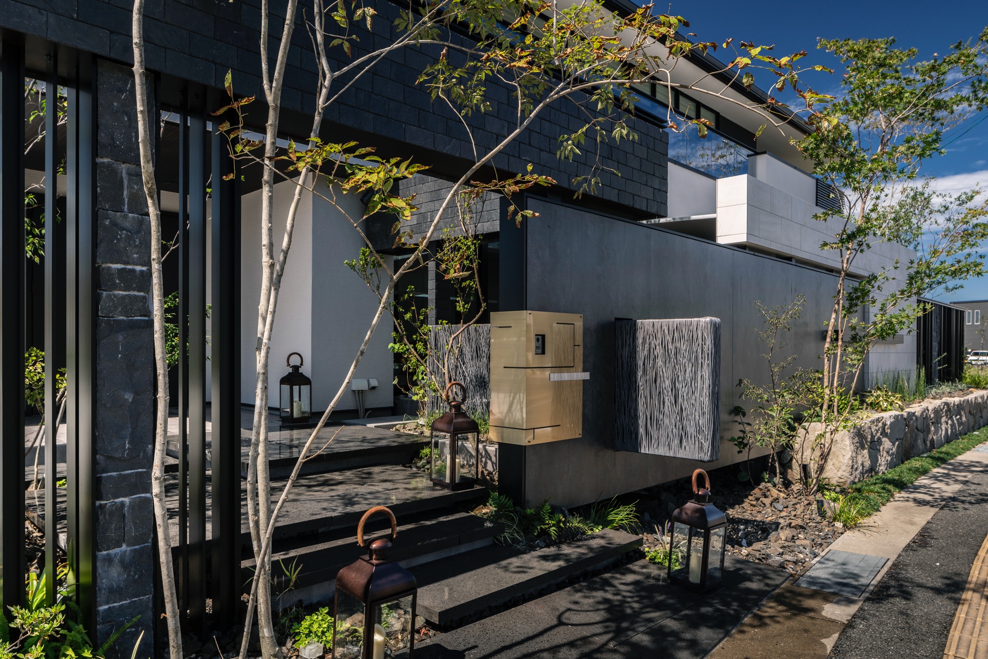 <p>パネルの中にアクセントを。<br />
立体感、動きのある<br />
空間ができました。</p>