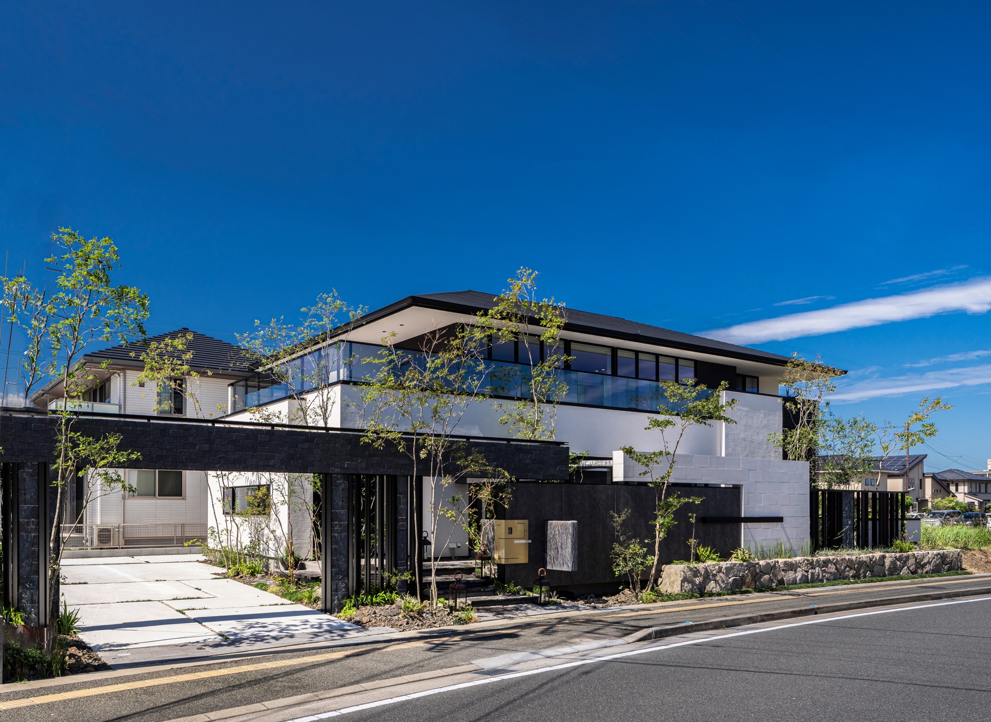 <p>住宅の一部のように主張し過ぎないデザインのエクステリア。<br />
縦と横のラインのバランスが取れ、まとまりがあります。</p>