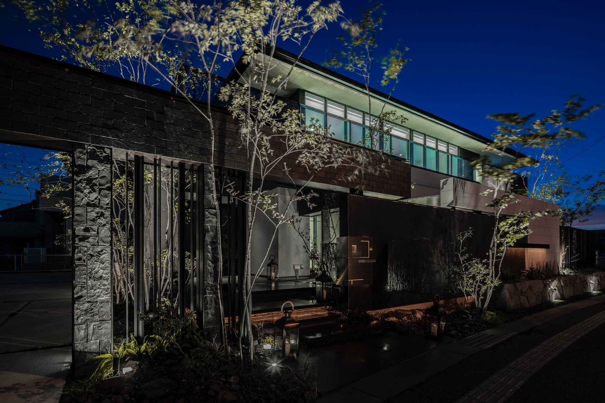 <p>住宅やパネルに木々やデザイン壁の影が映り<br />
趣のある雰囲気が醸し出されています。</p>