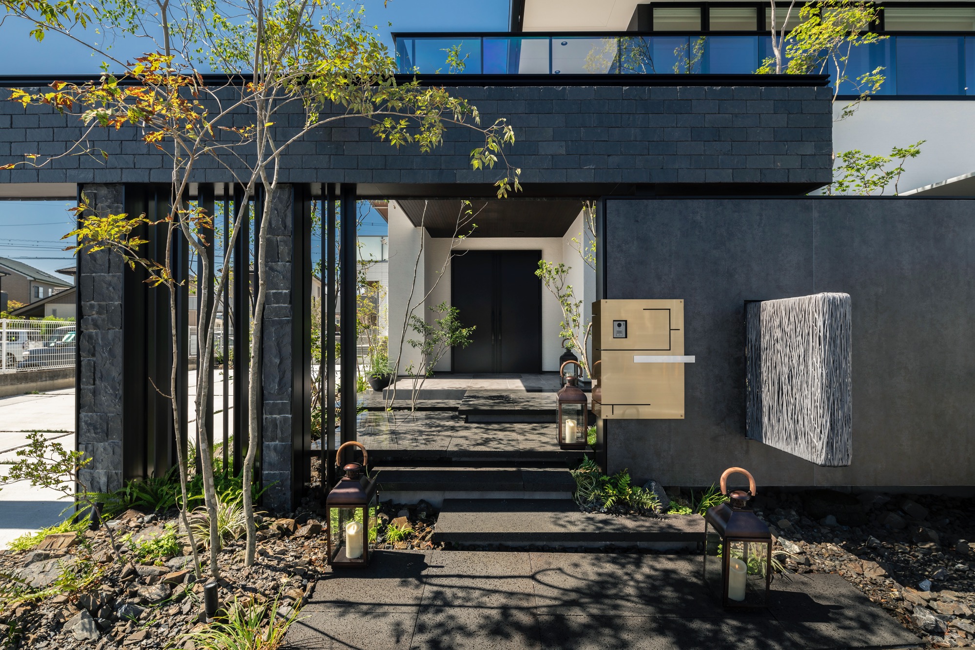 <p>溶岩石のステップはエッジが効き、シャープなイメージです。<br />
斜めに配することでより奥行が感じられます。</p>