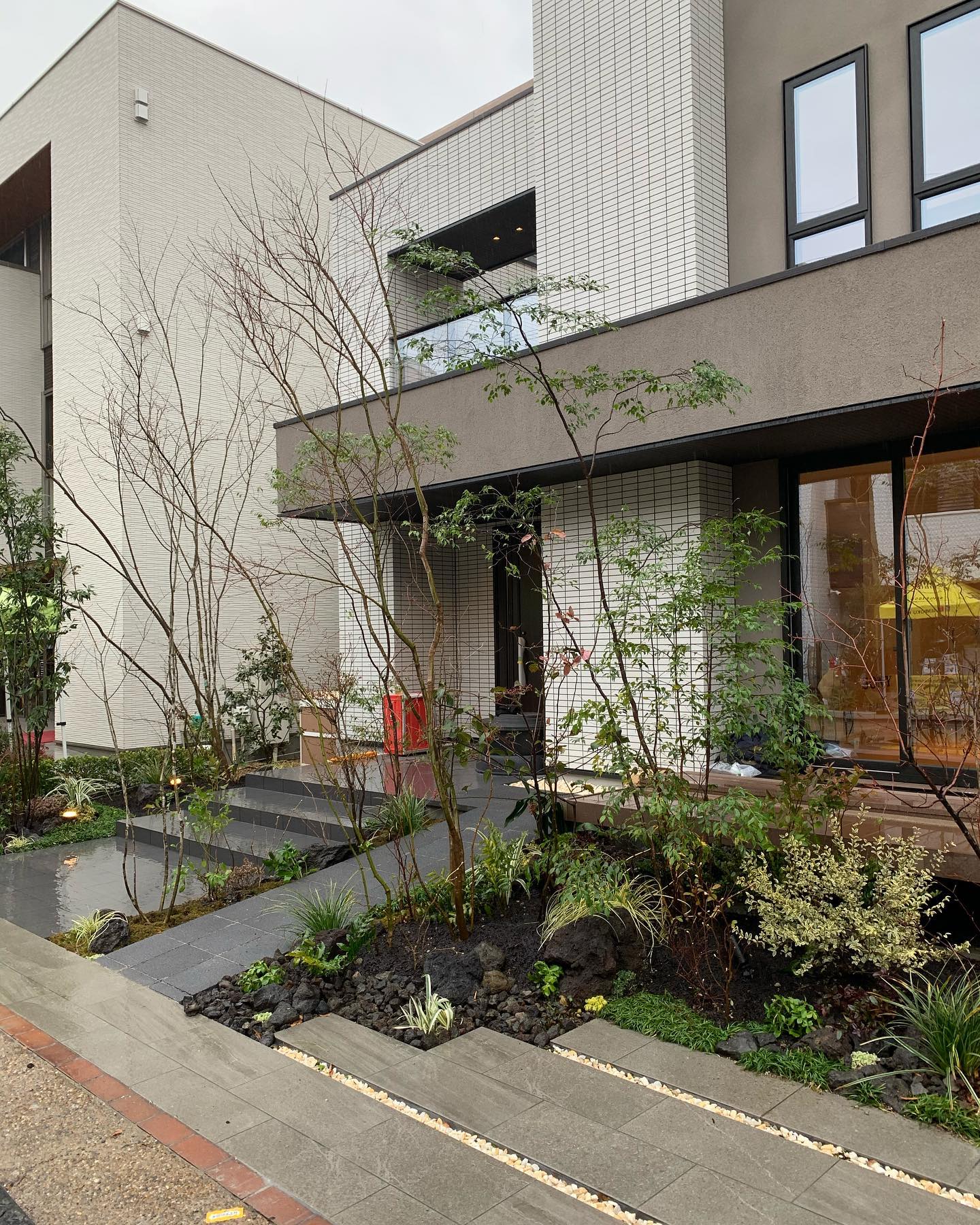 <p>今日の現場は大阪ミナミの心斎橋住宅展示場。<br />
モデルハウスの植栽工事です!</p>