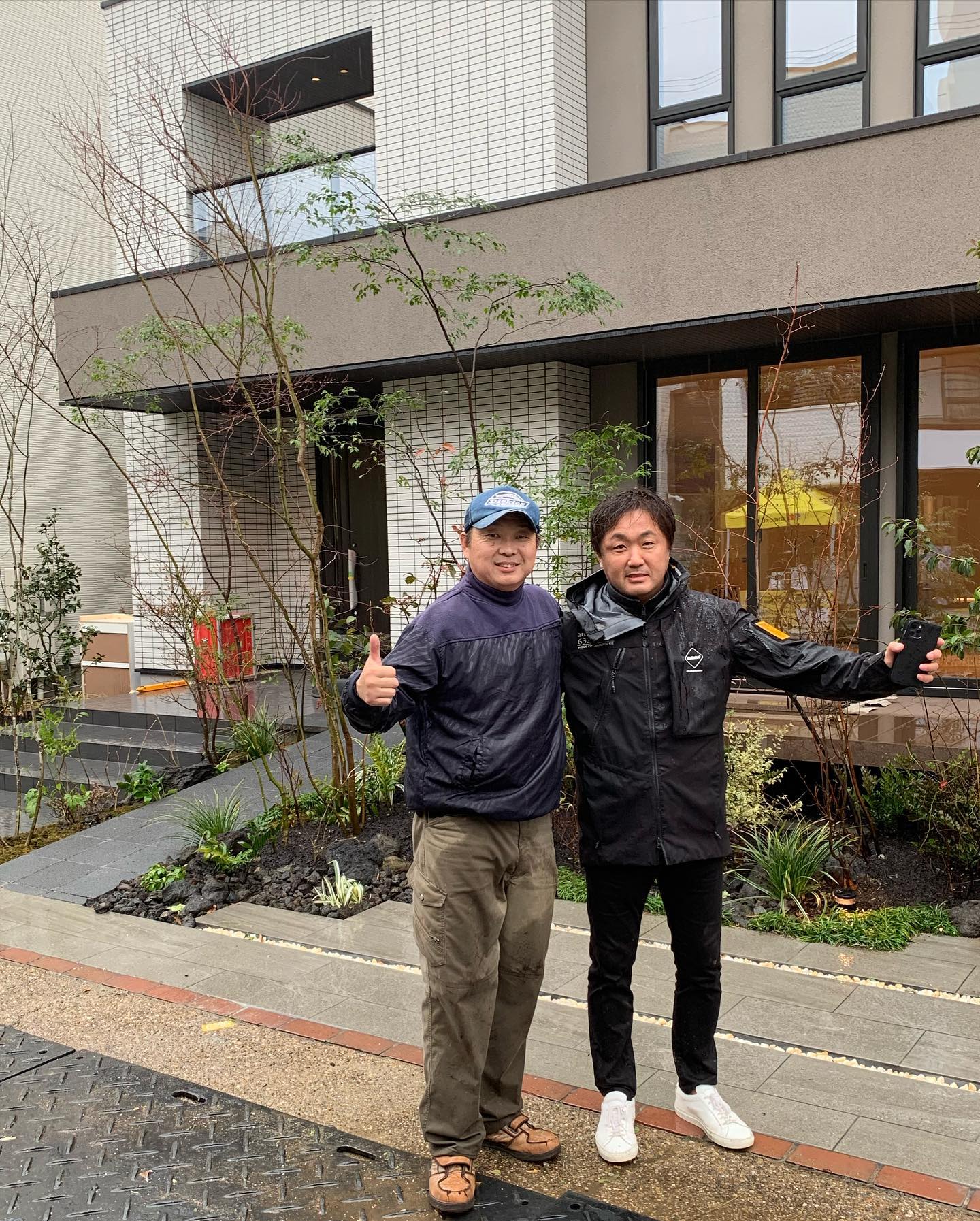 <p>谷・・・ありがとう<img src="https://www.tanushimaru.co.jp/smileys/crying.gif"><img src="https://www.tanushimaru.co.jp/smileys/good.gif"><br />
ずぶ濡れで2人で記念撮影<img src="https://www.tanushimaru.co.jp/smileys/happy02.gif"><img src="https://www.tanushimaru.co.jp/smileys/scissors.gif"></p>