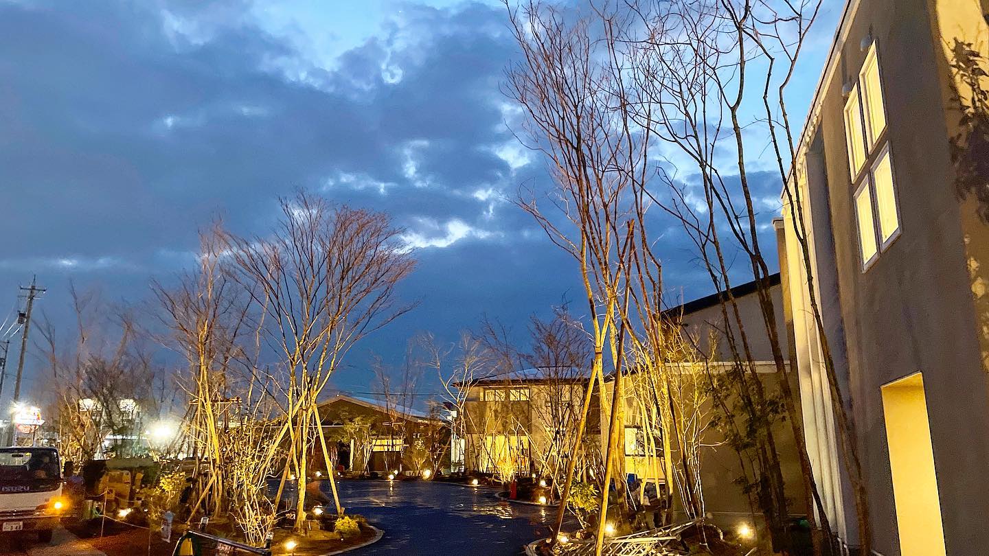 <p>冬空の薄暮<img src="https://www.tanushimaru.co.jp/smileys/mist.gif"><br />
照明チェック!いい感じに<img src="https://www.tanushimaru.co.jp/smileys/shine.gif"><br />
明日から仕上げにかかります<img src="https://www.tanushimaru.co.jp/smileys/up.gif"></p>