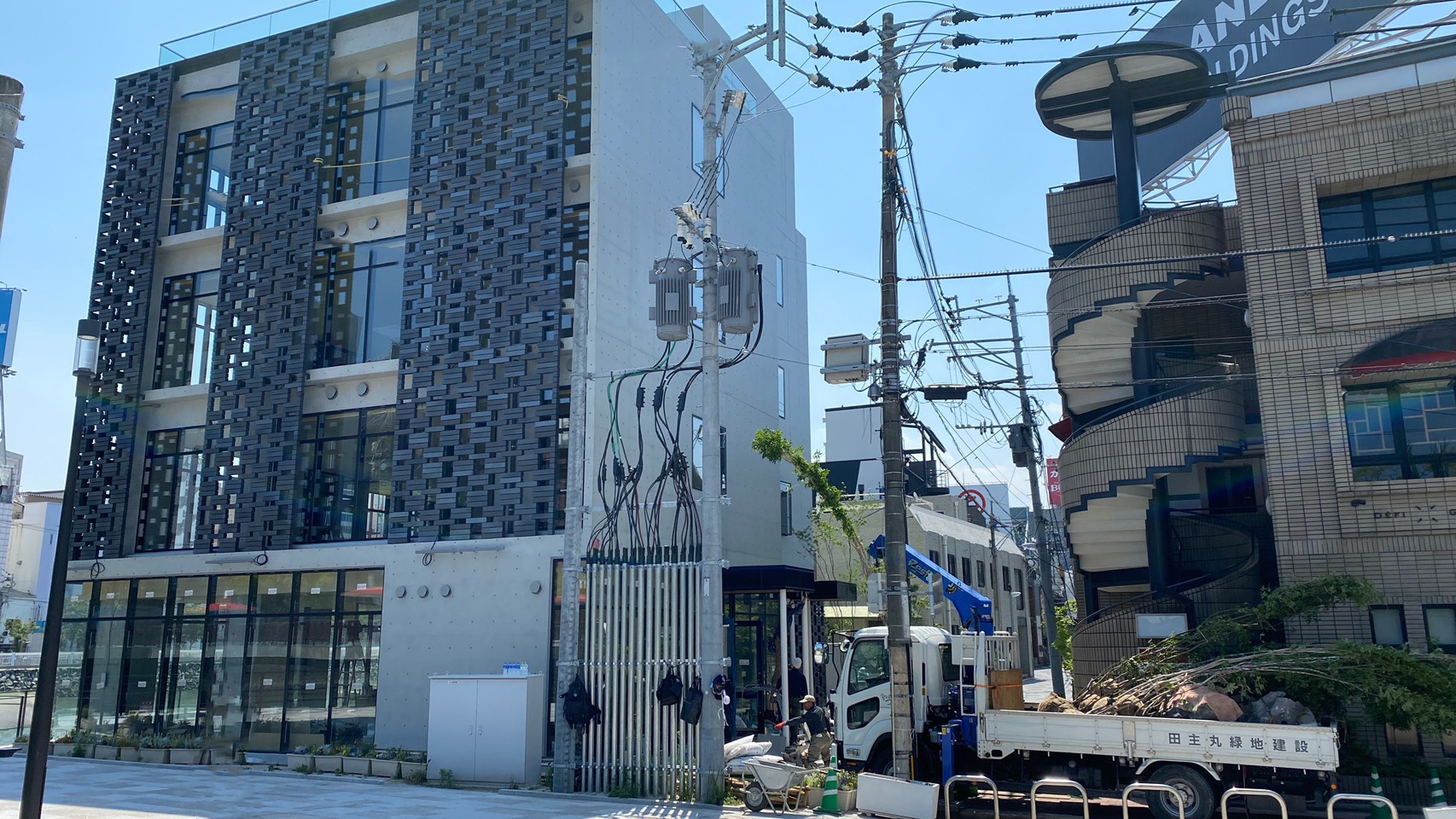 <p>西中洲で工事着工しております！植栽は楽しいですが、美しい方程式は頭を使います。<img src="https://www.tanushimaru.co.jp/smileys/sweat01.gif"></p>