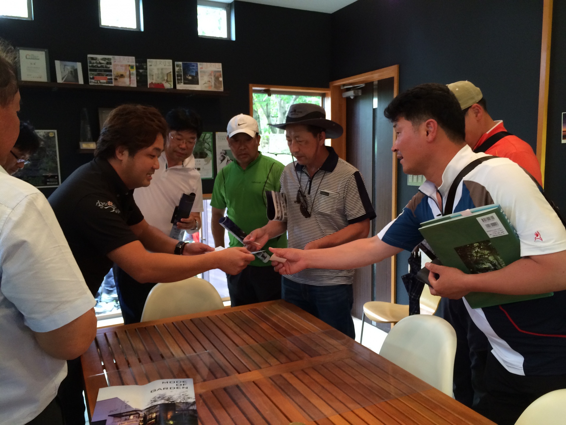 <p>みなさんと名刺交換(^o^)</p>