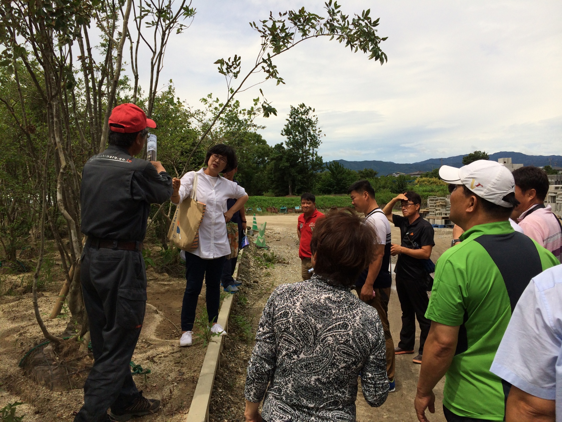 <p>次は農場に行って、樹木を見学<br />
仮植について説明しました</p>