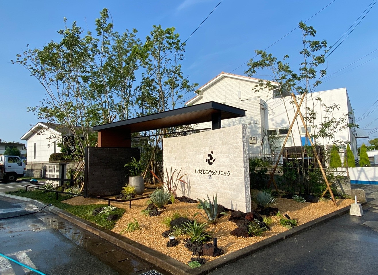 <p>デザイナー：小西範揚より<br />
いろんなプロデュースなどの仕事が増え<br />
社員も悪気は無く一度はお断りして<br />
なかなかお邪魔する事が出来ず何とも<br />
２年間もお待ち頂いて今も快くお付き合い<br />
させて頂いている事だけでも感謝です！<br />
その間出張の合間に打ち合わせは感性的な話しでそのまま着工、、、<br />
いつもの図面無しで現場合わせで完了^ ^</p>
<p>本当温かく対応していただきめっちゃ喜んで頂いただけでも感謝なんですが、</p>
<p>今後の大きなガーデン？リノベーション？<br />
工事もお見積りも図面もお出しして無いのに、信頼頂いて本当感謝しております</p>
<p>デザインだけでは無く人間力も日々勉強です</p>