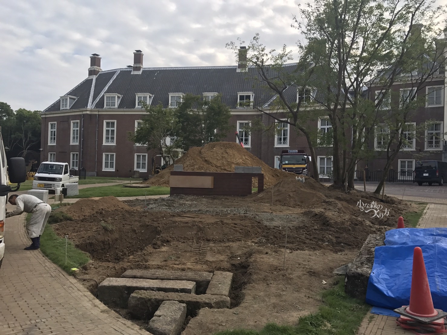 <p>夕方にはオブジェも据え付けられました。</p>