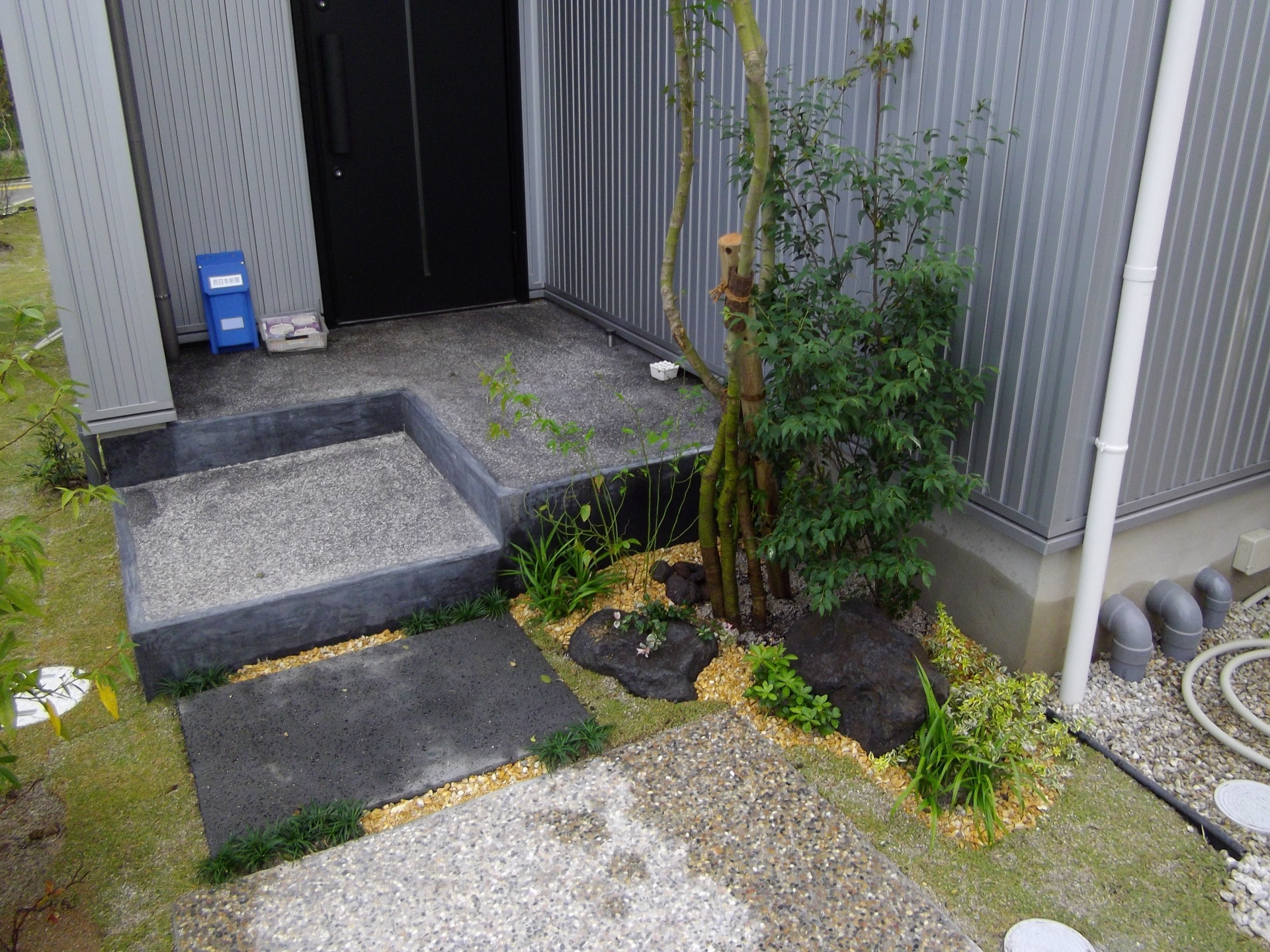 <p>芝貼りと目地や裸地に化粧砂利を施して、この度、植栽工事完了<img src="https://www.tanushimaru.co.jp/smileys/shine.gif"><img src="https://www.tanushimaru.co.jp/smileys/happy01.gif"></p>